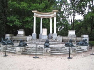 la exedra  en la plaza de los emperadoreses es un monumento que  Pedro Alcántara mandó construir en memoria de su abuela la Duquesa de Osuna. 