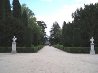 la Plaza de los Emperadores, con los bustos de doce emperadores romanos, llevan al visitante a los jardines anteriores al palacio.  