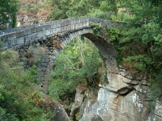 Depois de Pitões das Júnias a trilha leva-nos a um dos locais mais
        enigmáticos do Gerês, com quebrantos, diabos e lendas:

                          A Ponte da Misarela

Aqui o diabo anda mesmo à solta, o rio Rabagão corre livre, sulcando rochas
   e falésias, deixando atrás de si um rastro de lagoas e belas cascatas.
  O Norte do país é extremamente rico em lendas e estórias de encantar,
                  diabos à solta, feiticeiras e almas penadas.
  Conta-se ainda que debaixo da ponte eram comuns práticas ancestrais
                             ligadas à fertilidade.
 