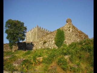 O Castelo de Lindoso

         Localiza-se no lugar do Castelo, na Freguesia de Lindoso,
         Concelho de Ponte da Barca, Distrito de Viana do Castelo.

    O topônimo Lindoso deriva de Limitosum (Limesitis) e não de lindo,
                     como fantasiosamente se afirma.
O lugar estratégico que é Lindoso, esteve sempre relacionado com a defesa,
  respondendo no princípio da formação de Portugal, à concepção de uma
        cintura defensiva ao longo da fronteira com o reino vizinho.
     A sua fundação como castelo deve situar-se no início do Séc. XIII,
      com D. Afonso III, devendo a data situar-se entre 1220 e 1258.
Mandado restaurar e ampliar por D. Dinis, a quem alguns atribuem a torre de
     menagem, que nele residia durante as caçadas que fazia no Gerês.
               O Castelo foi reforçado por obras do séc. XVII,
          mas conserva quase perfeita a sua arquitetura medieval.
 