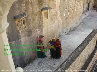 Mujeres que trabajan en el complejo de palacios que hay dentro de esta fortaleza La vejez empieza cuando los recuerdos pesan más que las esperanzas 