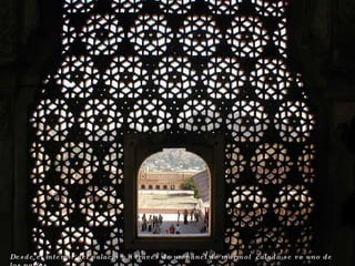 Desde el interior del palacio y a través de un panel de mármol  calado se ve uno de los patios  