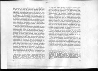 que saber si ese contenido normativo es realizado en
la vida, es decir por las relaciones sociales. La habi-
tual fuente de errores en ese caso es el modo de pensar
dogmático, que confiere al concepto de norma en vigor
una significación específica que no coincide con lo que
el sociólogo o el historiador entiende por existencia
objetiva del derecho. Cuando el jurista dogmático de-
be decidir si una forma jurídica determinada está en
vigor o no, generalmente no trata de establecer la exis-
tencia o no de un fenómeno social objetivo determi-
nado, sino sólo la presencia o no de un vínculo lógico
entre la proposición normativa dada y las premisas
normativas más generales.6
Así pues, dentro de los estrechos límites de su tarea
puramente técnica, para el jurista dogmático no existe
realmente nada fuera de las normas; puede.por lo
tanto identificar con la mayor serenidad el derecho y
la norma. En lo concerniente al derecho consuetudina-
rio debe, lo quiera o no, volverse hacia la realidad.
Pero si la ley estatal es para el jurista el supremo prin-
cipio normativo, o para usar la expresión técnica, la
fuente del derecho, las consideraciones del jurista dog-
mático sobre el derecho en vigor de ninguna manera
comprometen al historiador que quiera estudiar el de-
recho que existe realmente. El estudio científico, es
decir teórico, sólo puede tener en cuenta realidades
de hecho. Si ciertas relaciones se han formado efecti-
vamente, eso significa que ha nacido un derecho co-
rrespondiente; pero si una ley o un decreto han sido
sólo promulgados sin que ninguna relación correspon-
diente haya aparecido en la práctica, eso significa que
se ha realizado un ensayo de crear un derecho, pero
e En la lengua rusa, para designar el derecho efectivo y el derecho
en vigor se utilizan términos que tienen el mismo radical. En alemán la
diferencia lógica es más evidente por el empleo de dos verbos diferen-
te.s-. mrken en el sentido de ser eficiente, y gelten en el sentido de ser
válido, es decir, de estar vinculado a una premisa normativa más general.
74
sin éxito. Ese punto de vista de ninguna manera equi-
vale a la negación de la voluntad de clase como factor
de la evolución a la renuncia a la intervención cons-
ciente en el curso del desarrollo social, o incluso al
"economicismo", al fatalismo y demás cosas execra-
bles. La acción política revolucionaria puede resolver
muchas dificultades; puede realizar mañana lo que
todavía no existe hoy; pero no puede hacer existir fue-
ra de tiempo lo que no ha existido efeciivamente en el
pasado. Cuando por otra parte afirmamos que el pro-
yecto de construir un edificio e incluso el plano de ese
edificio todavía no representan su verdadera construc-
ción, de ello de ninguna manera se deriva que su cons-
trucción no necesite ni proyecto ni plano. Pero si la
decisión no ha ido más allá del plano, no podemos afir-
mar que el edificio ha sido construido.
Por lo demás, se puede modificar la proposición
mencionada arriba y llevar adelante ya no la norma
como tal, sino las fuerzas objetivas reguladoras y ac-
tuantes en la sociedad, o según la expresión de los ju
ristas, el orden jurídico objetivo.7
Pero incluso bajo esta formulación modificada, esa
tesis puede ser sometida todavía a otra crítica. Si no
se entiende por fuerzas sociales reguladoras más que
esas mismas relaciones en su regularidad y en su con-
tinuidad, se está frente a una simple tautología; pero
si con ello se entiende un orden particular, organizado
conscientemente, que garantiza y preserva esas relacio-
7 Es necesario observar aquí que una actividad social reguladora
también puede prescindir de normas establecidas a priori. Eso es lo que
prueba la creación jurisprudencial del derecho. Su importancia fue par-
ticularmente grande en los periodos que no tuvieron producción centrali-
zada de leyes. Así por ejemplo, el concepto de una norma acabada, dada
exteriormente, era totalmente extraña a los tribunales de la antigua Ger-
inania. Todos los conjuntos de reglas eran para ]os jurados rio leyes
obligatorias, fino medio= auxiliares que le* permitñn formarse su propia
opinión. S. Stinzing, Geschichíe der deutschen Rechts-wissenschaft, t. I,
1880, p. 39.
75
 