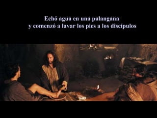 Echó agua en una palangana  y comenzó a lavar los pies a los discípulos 