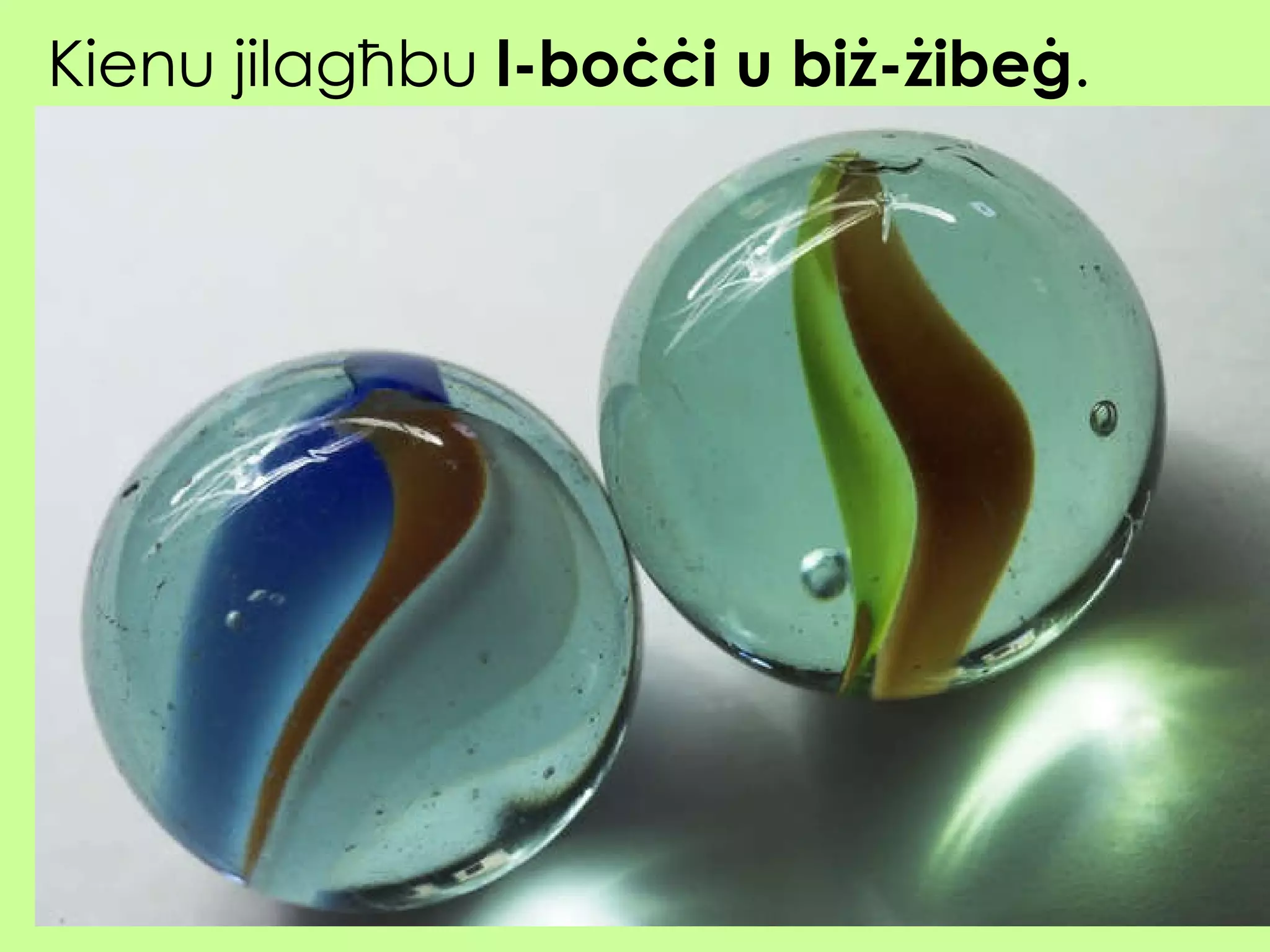 Kienu jilagħbu  l-boċċi  u bi ż-żibeġ . 