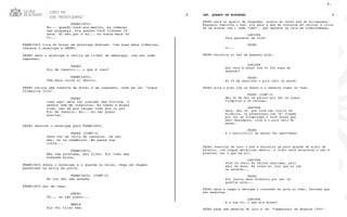 FRANCISCO:
Eu... quando você era menino, eu comecei
uma poupança. Pra quando você fizesse 18
anos. Aí seu pai e eu... eu nunca mais te
vi...
FRANCISCO tira do bolso um envelope dobrado. Com suas mãos trêmulas,
oferece o envelope a PEDRO.
PEDRO abre o envelope e retira um ticket de embarque, com seu nome
impresso.
PEDRO
Rio de Janeiro... o que é isso?
FRANCISCO:
Tem mais coisa aí dentro.
PEDRO retira uma reserva de hotel e um ingresso, onde se lê: "Jogos
Olímpicos 2016".
PEDRO
Isso aqui deve ter custado uma fortuna. O
senhor nem me consultou. Eu tenho a minha
vida, não dá pra largar tudo pra ir pro
Rio de Janeiro. Eu... eu não posso
aceitar.
PEDRO devolve o envelope para FRANCISCO.
PEDRO (CONT’D)
Deve ter um jeito de cancelar. Se não
der, eu te reembolso. Me passa sua
conta...
FRANCISCO:
Não tem problema, meu filho. Foi tudo uma
bobagem minha.
FRANCISCO dobra o envelope e o guarda no bolso. Pega um chapéu
pendurado na beira da porta.
FRANCISCO: (CONT’D)
Eu vou dar uma andada.
FRANCISCO sai de casa.
PEDRO
Vó... eu não posso...
MARIA
Ele vai ficar bem.
3.
INT. QUARTO DE HOSPEDES6 6
PEDRO está no quarto de hóspedes, diante do velho baú de brinquedos.
Enquanto vasculha o baú, ele abre a aba de contatos do celular e clica
em um avatar com o nome “LARI”, que aparece na tela em videochamada.
LARISSA
Tava pensando em você!
PEDRO
Oi...
PEDRO encontra no baú um pequeno pião.
LARISSA
Que cara é essa? Sua vó fez sopa de
aspargo?
PEDRO
Eu tô me sentindo o pior neto do mundo.
PEDRO gira o pião com os dedos e o observa rodar no chão.
PEDRO (CONT’D)
Meu vô me deu um pacote pra ver os Jogos
Olímpicos e eu recusei.
LARISSA
Pera. Seu vô, que você não visita há
milênios, te presenteou com “A” viagem
pra ver as Olimpíadas e você disse que
não? Realmente, você é o pior neto do
mundo.
PEDRO
E o escritório? As metas tão apertadas!
PEDRO vasculha de novo o baú e encontra um pote grande de vidro de
palmito, com chapas metálicas dentro. O vidro está encardido e não é
possível ver o que há ali.
LARISSA
Você tá cheio de férias vencidas, pelo
amor de Deus. Às vezes eu juro que eu não
te entendo...
PEDRO
Ele juntou esse dinheiro por sei lá
quantos anos...
PEDRO abre a tampa e derrama o conteúdo do pote no chão. Percebe que
são medalhas.
LARISSA
E a sua vó, o que ela disse?
PEDRO pega uma medalha de ouro e lê: “Campeonato de Regatas 1956”.
4.
CLIENTE: TAM
FILME: “PRESENTE OLIMPICO”
 