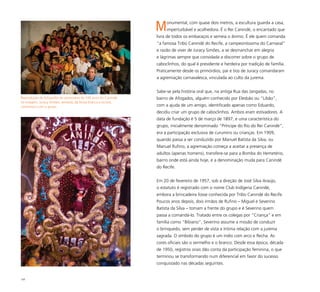 105
Monumental, com quase dois metros, a escultura guarda a casa,
imperturbável e acolhedora. É o Rei Canindé, o encantado que
livra de todos os embaraços e semeia o ânimo. É ele quem comanda
“a famosa Tribo Canindé do Recife, a campeonísssima do Carnaval”
e razão de viver de Juracy Simões, a se desmanchar em alegria
e lágrimas sempre que convidada a discorrer sobre o grupo de
caboclinhos, do qual é presidente e herdeira por tradição de família.
Praticamente desde os primórdios, pai e tios de Juracy comandaram
a agremiação carnavalesca, vinculada ao culto da jurema.
Sabe-se pela história oral que, na antiga Rua das Jangadas, no
bairro de Afogados, alguém conhecido por Elesbão ou “Libão”,
com a ajuda de um amigo, identificado apenas como Eduardo,
decidiu criar um grupo de caboclinhos. Ambos eram estivadores. A
data de fundação é 5 de março de 1897, e uma característica do
grupo, inicialmente denominado “Príncipe do Rio do Rei Canindé”,
era a participação exclusiva de curumins ou crianças. Em 1909,
quando passa a ser conduzido por Manuel Batista da Silva, ou
Manuel Rufino, a agremiação começa a aceitar a presença de
adultos (apenas homens), transfere-se para a Bomba do Hemetério,
bairro onde está ainda hoje, e a denominação muda para Canindé
do Recife.
Em 20 de fevereiro de 1957, sob a direção de José Silva Araújo,
o estatuto é registrado com o nome Club Indígena Canindé,
embora a brincadeira fosse conhecida por Tribo Canindé do Recife.
Poucos anos depois, dois irmãos de Rufino – Miguel e Severino
Batista da Silva – tomam a frente do grupo e é Severino quem
passa a comandá-lo. Tratado entre os colegas por “Criança” e em
família como “Bibiano”, Severino assume a missão de conduzir
o brinquedo, sem perder de vista a íntima relação com a jurema
sagrada. O símbolo do grupo é um índio com arco e flecha. As
cores oficiais são o vermelho e o branco. Desde essa época, década
de 1950, registros orais dão conta da participação feminina, o que
terminou se transformando num diferencial em favor do sucesso
conquistado nas décadas seguintes.
Reprodução de fotografia do aniversário de 106 anos do Canindé:
na imagem, Juracy Simões, sentada, de blusa branca e óculos,
comemora com o grupo
 