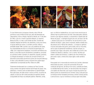 106
É o que testemunha e comprova a bisneta, neta e filha de
juremeiros Juracy Simões da Silva que, pela vida devotada aos
cabocolinhos, honra a filiação. Nascida no Recife, em 15 de julho
de 1945, o pai era o mestre carpinteiro Bibiano, ou Severino
Batista da Silva, e a mãe, Lucila Simões da Silva. Guardiã das
tradições religiosas da família e do caboclinho, Juracy vive imersa
no grupo desde que nasceu, e coordena, de fato, todas as
atividades desde 1985, quando o pai, por problemas de saúde,
fica impossibilitado de atuar no comando da agremiação. Em
1994, com o falecimento de Bibiano, funcionário da Prefeitura do
Recife, a única filha assume oficialmente a presidência, tornando-
se a primeira mulher a presidir um caboclinho, alçando, portanto,
à condição de destaque na história do carnaval do Recife, em
decorrência tanto desse pioneirismo quanto da marcante liderança.
A mãe, Lucila, devotada à jurema, enquanto tem saúde segue
colaborando na empreitada da filha. Falece em 2006.
Totalmente familiarizada com o cotidiano da Tribo Canindé,
Juracy conhece não apenas histórias da formação do grupo, mas,
sobretudo, a maneira como se desenvolviam as apresentações.
Para cada toque, ela sabe cantar e recitar as linhas, os pontos de
caboclo, as loas que vêm sendo excluídas do repertório devido
à exiguidade de tempo nas exibições públicas. Relembra, ainda,
que, na infância e adolescência, via e ouvia muito mais do que se
oferece hoje nas performances da tribo. Executado pelos caboclos
homens e por algumas caboclas, o característico e rápido bater de
flechas do grupo – a exemplo da guerra de uma, de duas e de três
–, declara Juracy que só o Canindé faz. Ao som do terno ou dos
caboclos do baque – gaita, tarol e maracaxá, aliados à batida seca
das preacas (arco e flecha) dos caboclos –, os toques ou gêneros
musicais executados são guerra, perré, baião, toré ou macumba,
sob os quais se apresentam bandeirista, casal de caciques, os
puxantes Jupi e Agaci, dois perós, dois cordões de curumins, dois
cordões de caboclos e caboclas, o rei e a rainha. São eles que
exibem a beleza das fantasias, a cadência do ritmo frenético da
percussão e sopro, a leveza dos corpos ágeis a exibir aeróbico
bailado.
Preocupada com a transmissão da memória do Canindé, sobretudo
direcionada aos jovens, Juracy tem promovido oficinas de
confecção de figurinos, de dança e de música, auxiliada por Dado,
ou Ednaldo Manuel dos Santos, um dos brincantes mais antigos e
uma espécie de show-man, que ocupa a função do puxante Jupi.
Zelosa quanto às características do Canindé, Juracy cuida para que
as fantasias tenham bordados primorosos, tenham vistosas plumas
e penas de ave, e que as manobras ou danças sejam executadas
Encontro de Caboclinhos, semana pré-carnavalesca, Recife 2010
 