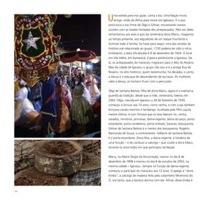 109
Uma estrela para nos guiar, canta a loa. Uma Nação muita
antiga, vinda da África para morar em Igarassu. É o que
pronuncia a voz firme de Olga e Gilmar, encantando nossos
ouvidos com as toadas herdadas dos antepassados. Pela voz deles
remontamos aos avós e pais da centenária dona Mariu, chegamos
ao tempo presente, aos seguidores de um baque triunfante a
iluminar toda a família. Se fosse para seguir uma das versões da
história oral relacionada ao grupo, 1730 poderia ter sido o início.
Entretanto, a data oficializada é 8 de dezembro de 1824. O local
era Vila Velha, em Itamaracá, à época pertencente a Igarassu. De
lá, os antepassados do maracatu migraram para o Alto do Rosário.
Mas da cidade de Igarassu o grupo não saiu e é a antiga Rua do
Rosário, no sítio histórico, quem testemunha, há décadas, o canto,
a dança e o batuque de descendentes de escravos. Às mulheres
cabe a dança, os homens ficam com a percussão.
Olga de Santana Batista, filha de dona Mariu, agora é a matriarca,
guardiã da tradição, desde que a mãe, centenária, faleceu em
2003. Olga, nascida em Igarassu a 28 de fevereiro de 1939,
começou a brincar aos 10 anos, como rainha, e com o pai também
brincava cavalo-marinho e fandango. Auxiliada pelo filho caçula,
mestre Gilmar, é com firmeza que os dois lideram rei, rainha,
vassalos, ministros, princesas, dama-regente, dama do paço, porta-
estandarte, porta-candeeiros, porta-símbolo, baianas, batuqueiros.
Gilmar de Santana Batista é o mestre dos batuqueiros. Rogério
Raimundo de Sousa, o contramestre. Gilberto de Santana Batista
é o porta-estandarte. Dona Rita, a dama-regente, é herdeira de
uma função – a de conduzir a calunga – que coube a dona Mariu
durante os anos todos em que participou da Nação.
Mariu, ou Maria Sérgia da Anunciação, nasceu no dia 8 de
dezembro de 1898 e morreu no dia 8 de outubro de 2003, na
mesma cidade – Igarassu. Sempre na função de dama-regente,
começou a participar do maracatu aos 12 anos. O apego a “dona
Emília”, a calunga de madeira feita pelo carpinteiro Minervino do
Ó, era tanto, que a boneca dormia com ela. Afinal, dona Emília é
 