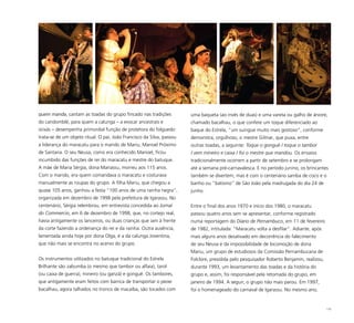 110
quem manda, cantam as toadas do grupo fincado nas tradições
do candomblé, para quem a calunga – a evocar ancestrais e
orixás – desempenha primordial função de protetora do folguedo:
trata-se de um objeto ritual. O pai, João Francisco da Silva, passou
a liderança do maracatu para o marido de Mariu, Manoel Próximo
de Santana. O seu Neusa, como era conhecido Manoel, ficou
incumbido das funções de rei do maracatu e mestre do batuque.
A mãe de Maria Sérgia, dona Mariassu, morreu aos 115 anos.
Com o marido, era quem comandava o maracatu e costurava
manualmente as roupas do grupo. A filha Mariu, que chegou a
quase 105 anos, ganhou a festa “100 anos de uma rainha negra”,
organizada em dezembro de 1998 pela prefeitura de Igarassu. No
centenário, Sérgia relembrou, em entrevista concedida ao Jornal
do Commercio, em 6 de dezembro de 1998, que, no cortejo real,
havia antigamente os lanceiros, ou duas crianças que iam à frente
da corte fazendo a ordenança do rei e da rainha. Outra ausência,
lamentada ainda hoje por dona Olga, é a da calunga Joventina,
que não mais se encontra no acervo do grupo.
Os instrumentos utilizados no batuque tradicional do Estrela
Brilhante são zabumba (o mesmo que tambor ou alfaia), tarol
(ou caixa de guerra), mineiro (ou ganzá) e gonguê. Os tambores,
que antigamente eram feitos com barrica de transportar o peixe
bacalhau, agora talhados no tronco de macaíba, são tocados com
uma baqueta (ao invés de duas) e uma vareta ou galho de árvore,
chamado bacalhau, o que confere um toque diferenciado ao
baque do Estrela, “um suingue muito mais gostoso”, conforme
demonstra, orgulhoso, o mestre Gilmar, que puxa, entre
outras toadas, a seguinte: Toque o gonguê / toque o tambor
/ vem mineiro e caixa / foi o mestre que mandou. Os ensaios
tradicionalmente ocorrem a partir de setembro e se prolongam
até a semana pré-carnavalesca. E no período junino, os brincantes
também se divertem, mas é com o centenário samba de coco e o
banho ou “batismo” de São João pela madrugada do dia 24 de
junho.
Entre o final dos anos 1970 e início dos 1980, o maracatu
passou quatro anos sem se apresentar, conforme registrado
numa reportagem do Diario de Pernambuco, em 11 de fevereiro
de 1982, intitulada: “Maracatu volta a desfilar”. Adiante, após
mais alguns anos desativado em decorrência do falecimento
de seu Neusa e da impossibilidade de locomoção de dona
Mariu, um grupo de estudiosos da Comissão Pernambucana de
Folclore, presidida pelo pesquisador Roberto Benjamin, realizou,
durante 1993, um levantamento das toadas e da história do
grupo e, assim, foi responsável pela retomada do grupo, em
janeiro de 1994. A seguir, o grupo não mais parou. Em 1997,
foi o homenageado do carnaval de Igarassu. No mesmo ano,
 