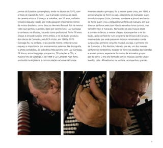 22
juninas do Estado e contemplada, ainda na década de 1970, com
o título de Capital do Forró – que Camarão construiu as bases
da carreira artística. Começou a trabalhar, aos 20 anos, na Rádio
Difusora daquela cidade, por onde passaram importantes nomes
da música brasileira, como Sivuca e Hermeto Pascoal. Foi na mesma
rádio que ganhou o apelido, dado por Jacinto Silva. Luiz Gonzaga
o conheceu na difusora, tocando como profissional. Tinha 18 anos.
Graças à amizade surgida entre ambos, o rei do baião produziu
dois discos de Camarão, pela RCA Victor, em 1969 e 1970.
Gonzaga foi, na verdade, o seu grande mestre, embora nunca
esqueça a importância dos ensinamentos paternos. Na discografia,
o artista contabiliza, ao lado dessa feliz parceria com Luiz Gonzaga,
28 discos, entre long plays, compactos, 78 rotações e CDs, a
maioria fora de catálogo. É de 1998 o CD Camarão Plays forró,
produzido na Inglaterra e com circulação exclusiva na Europa.
Inventivo desde o princípio, foi o mestre quem criou, em 1968, a
primeira banda de forró no país, a Bandinha do Camarão; quem
introduziu sopros (tuba, clarinete, trombone e piston) em banda
de forró; quem criou a Orquestra Sanfônica de Caruaru, em que
diversas sanfonas executam não só variados ritmos juninos, mas
também frevo e maracatu. Norteando-se pela música desde
a primeira infância, o mestre chegou a acompanhar o rei do
baião, após conhecê-lo num programa da Difusora de Caruaru,
mesma rádio por onde passaram músicos renomados e onde
surgiu o seu primeiro conjunto musical, ou seja, o primeiro trio
de Camarão, o Trio Nortista, liderado por ele, um dos maiores
sanfoneiros nordestinos, tocador de forró nas latadas das fazendas
e arraiais juninos, experiente forrozeiro de animados grupos
pés-de-serra. O trio era formado com os músicos Jacinto Silva e
Ivanildo Leite. Afinadíssimo na sanfona, acompanhou grandes
 