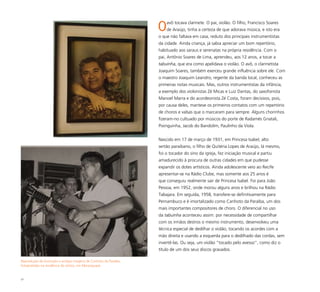 37
Oavô tocava clarinete. O pai, violão. O filho, Francisco Soares
de Araújo, tinha a certeza de que adorava música, e isto era
o que não faltava em casa, reduto dos principais instrumentistas
da cidade. Ainda criança, já sabia apreciar um bom repertório,
habituado aos saraus e serenatas na própria residência. Com o
pai, Antônio Soares de Lima, aprendeu, aos 12 anos, a tocar a
tabuinha, que era como apelidava o violão. O avô, o clarinetista
Joaquim Soares, também exerceu grande influência sobre ele. Com
o maestro Joaquim Leandro, regente da banda local, conheceu as
primeiras notas musicais. Mas, outros instrumentistas da infância,
a exemplo dos violonistas Zé Micas e Luiz Dantas, do saxofonista
Manoel Marra e do acordeonista Zé Costa, foram decisivos, pois,
por causa deles, manteve os primeiros contatos com um repertório
de choros e valsas que o marcaram para sempre. Alguns chorinhos
fizeram-no cultuado por músicos do porte de Radamés Gnatali,
Pixinguinha, Jacob do Bandolim, Paulinho da Viola.
Nascido em 17 de março de 1931, em Princesa Isabel, alto
sertão paraibano, o filho de Quitéria Lopes de Araújo, lá mesmo,
foi o tocador do sino da igreja, fez iniciação musical e partiu
amadurecido à procura de outras cidades em que pudesse
expandir os dotes artísticos. Ainda adolescente veio ao Recife
apresentar-se na Rádio Clube, mas somente aos 25 anos é
que conseguiu realmente sair de Princesa Isabel. Foi para João
Pessoa, em 1952, onde morou alguns anos e brilhou na Rádio
Tabajara. Em seguida, 1958, transfere-se definitivamente para
Pernambuco e é imortalizado como Canhoto da Paraíba, um dos
mais importantes compositores de choro. O diferencial no uso
da tabuinha aconteceu assim: por necessidade de compartilhar
com os irmãos destros o mesmo instrumento, desenvolveu uma
técnica especial de dedilhar o violão, tocando os acordes com a
mão direita e usando a esquerda para o dedilhado das cordas, sem
invertê-las. Ou seja, um violão “tocado pelo avesso”, como diz o
título de um dos seus discos gravados.
Reprodução de ilustração e antigas imagens de Canhoto da Paraíba,
fotografadas na residência do artista, em Maranguape
 