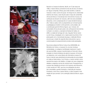 43
Nascido na Campina do Barreto, Recife, em 15 de março de
1948, o mestre Afonso comanda há mais de 20 anos um terreiro
em Águas Compridas, Olinda, para onde transferiu a sede do
maracatu e todo o acervo do grupo. Ao longo do ano, desenvolve
dinâmica de ensaios, aulas de percussão e toque de candomblé,
oficinas de feitura e manutenção dos instrumentos musicais, de
confecção do vestuário do maracatu, além de outras atividades
educativas, como a preparação de um corpo de baile de danças
afro. Todas as ações, tanto as preparatórias ao Carnaval quanto
as pedagógicas envolvem continuamente a comunidade, sob
a coordenação geral de Afonso Aguiar, que, inclusive, tem
comandado oficinas de percussão e de confecção de instrumentos
no Brasil e no exterior, a exemplo do Festival do Caribe, em
2009, na cidade de Santiago de Cuba. Seguidor fiel do mestre
Luís de França, empolgado com a repercussão do primeiro CD e
preocupado com a manutenção do grupo, o dedicado Afonso
anuncia que o master do segundo disco está pronto e que as
comemorações do sesquicentenário já estão sendo planejadas.
Na primeira edição do Prêmio Cultura Viva (2005/2006), do
Ministério da Cultura, o maracatu foi uma das iniciativas
contempladas, na categoria manifestação tradicional. A partir
de maio de 2008, o grupo é transformado em Ponto de Cultura.
Instalado no mesmo endereço da sede do maracatu, lá funciona
um telecentro, com cursos básicos de informática e acesso 24
horas à internet, para atendimento de demandas da comunidade,
em todas as faixas etárias. Com firmeza, o mestre mantém rotina
semanal de ensaios e de trabalho. A triagem de novos integrantes
obedece a exigentes normas de conduta social. Provavelmente, o
sucessor das tradições do terreiro e do maracatu será Afonsinho,
o neto nascido em 1997, que toca nas obrigações da seita e
tem comandado, quando necessário, a batucada do maracatu.
Entretanto, como frisa o mestre Afonso, o Leão Coroado é mais
religião do que carnaval. Com as bênçãos todas de Olorum, eguns
e orixás.
Pele de Bode curtindo para posterior montagem das alfaias
 