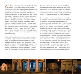 49
Curica, do tupi ku’rika, é pássaro de canto estridente, da família
de papagaios e araras, que canta pelas matas e mangues.
Talvez por isso o nome da centenária sociedade musical goianense,
numa alusão ao papagaio trombeteiro. Melhor explicando,
existem, de fato, duas versões que apontam tal escolha para o
nome da banda, fundada em 1848. Segundo uma delas, a senhora
chamada dona Iria perguntou ao mestre João José, que passava
pela rua da Conceição: “Seu João, por que é que a música grita
tanto, que até parece uma curica?” A outra versão, variante da
primeira, conta que dona Iria era irmã do padre José Joaquim
Camelo de Andrade, e morava à rua Direita, em companhia das
próprias escravas. Estando, certa vez, na porta de casa, o maestro
José Conrado executava uma polca do musicista Francisco Tenório,
e ela teria dito, em voz alta, a uma de suas escravas: “Ô Rosa,
aquela música só parece dizer cu-ri-ca-cá”. A outra respondeu com
uma gargalhada, e assim ficou o apelido que, supõe-se, era usado
em tom depreciativo.
A Sociedade Musical Curica oferece, justamente por ser antiga, um
repertório de tradições, de histórias contadas pelos mais velhos,
dentre eles os nonagenários Antônio Secondino de Santana,
Meia Noite, e João José da Silva, Calixto, dois dos mais antigos
participantes da banda – falecidos após a banda conquistar o título
estadual de patrimônio vivo, concedido em 2005. Uma dessas
histórias diz respeito a uma tocata para o Imperador. Conforme
consta nos anais de Goiana, a Curica, sob a regência do mestre
Ricardinho, participou das festas em homenagem a D. Pedro
II, durante visita à cidade, em 6 de dezembro de 1859. Quatro
dias depois, ou seja, 10 de dezembro, o Diario de Pernambuco
noticiava a visita da autoridade máxima do país e dizia que a
Guarda Nacional “esteve reunida com mais de 700 praças e boa
música”. A Curica, naquele período, era a banda do batalhão.
Com um repertório musical cheio de sofisticação e variedade, o
grupo também marcou presença nas comemorações da Abolição
da Escravatura, da Proclamação da República, ajudou em
campanhas políticas do Partido Conservador e, então militarizada,
fez parte da Guarda Nacional. Criada com o objetivo de realizar
tocatas em festas religiosas, a banda foi fundada em 1848,
por José Conrado de Souza Nunes, primeiro regente do grupo
musical. Do Rio Grande do Norte, era conhecido como o filho do
marinheiro, Boca de Cravo. Segundo o historiador Álvaro Alvim
da Anunciação Guerra, cujo pseudônimo era Mário Santiago –
conforme pesquisado e publicado, na ocasião do centenário, em
1948, no livro Elementos para a história da Sociedade Musical
Curica – tudo começou com um grupo de 12 a 15 músicos que
se reuniu no consistório da igreja de Nossa Senhora do Amparo
dos Homens Pardos e resolveu criar uma orquestra sacra,
apresentando-se pela primeira vez numa tocata, no Amparo,
durante as comemorações da natividade de Nossa Senhora, ou
seja, no dia 8 de setembro de 1848. À época da fundação, era
chamada de corporação musical. Assim começa a história da
Panorâmica da rua da sede da banda
 
