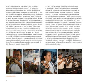 51
No dia 1º de dezembro de 1944 recebe a visita do famoso
musicólogo uruguaio, professor Francisco Curt Lange, que,
demonstrando grande interesse pelos arquivos de composições
musicais, obteve uma relação das peças escritas no século 19, mais
uma fotografia da corporação. A banda executou, em homenagem
ao visitante, a Sonata Patética, de Beethoven; a valsa Obstinação,
de Nelson Ferreira, e o dobrado Conselheiro João Alfredo. Na data
do centenário, em 1948, Antonio Correia presenteou a Curica com
uma sede própria, a mesma onde o grupo desenvolve as atividades
até hoje, à rua do Rosário. Naquele ano, a banda também decidiu
criar estatuto próprio, ainda em vigor, em que se estabelecia a
fundação de uma escolinha de música, a fim de gratuitamente
serem transmitidos os conhecimentos musicais, pelos mais antigos,
para as novas gerações. De meados de 1960 a 1970, a banda
manteve uma formação denominada Curica Jazz, que é retomada
no início de 2009. São 29 componentes, escolhidos entre os mais
talentosos alunos da escolinha e integrantes da banda. Em meio às
novas realizações, a diretoria está organizando o primeiro registro
fonográfico, tanto da banda, quanto da jazz, para a gravação de
dois CDs a serem lançados ainda em 2010.
A Curica é um dos grandes patrimônios culturais de Goiana
e sempre marca presença em solenidades cívicas e religiosas,
inclusive nas viagens pelo Brasil. No Carnaval, subdivide-se em
duas orquestras de frevo, para tocar no centro, nos distritos e
vizinhança. Em variados eventos e inaugurações, apresenta-se
sob a forma de orquestras menores. O acervo musical conta com
mais de 800 títulos, de todos os gêneros, entre clássicos, barrocos,
dobrados, marchas de procissão, músicas religiosas, MPB, para
execução por cerca de 60 a 70 músicos. A catalogação do arquivo
histórico e musical foi realizada pelos estudantes da escolinha, em
regime de voluntariado. Resultante de um trabalho filantrópico
de maestros, diretores e instrumentistas, a banda é responsável
pela contínua preparação de novos artistas, pela renovação dos
próprios integrantes e traz no histórico a passagem de nomes
consagrados, como o famoso capitão Zuzinha, ou José Lourenço
da Silva, e os maestros Duda e Guedes Peixoto. É inegável que
a Curica tem colaborado com o despertar de talentos, com a
formação de músicos. E mais: toca a sensibilidade dos goianenses,
que a veem passar pelas ruas, despertando-lhes o amor à música e
às vivas tradições da cidade.
Edson Júnior, músico
e presidente da banda
 