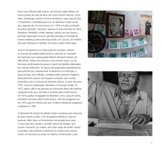 58
foram para folhetos dele mesmo, de Francisco Sales Arêda e de
outros poetas de meio de feira, tais como Vicente Vitorino, Chico
Sales, Jota Borges, Antônio Ferreira de Morais e João José da Silva.
E, finalmente, a facilidade para com os desenhos credita ao pai
que, segundo ele, foi caricaturista. Em 1974, em plena atividade
de poeta, gravador, impressor, aparece no documentário de Tânia
Quaresma, Nordeste: cordel, repente, canção, em que figura a
profissão registrada em letras garrafais pintadas na fachada do
mesmo endereço onde ainda hoje reside, em Caruaru: Art Folheto
São José. Romances e folhetos. Do autor e editor: Dila é aqui.
A partir da experiência na fabricação de carimbos, substitui
as matrizes de madeira pela borracha, obtendo um resultado
de impressão que o pesquisador Roberto Benjamin batizou de
folk-off-set. Utiliza cores diversas numa mesma matriz, ou faz
inúmeras combinações de gravura a partir de detalhes elaborados
em matrizes diferentes. As figuras são preparadas separadamente
para permitir isso. Irrepreensível no desenho e na invenção, a
gravura limpa, bem-talhada, complexa exibe narrativa imagética
absolutamente original, sob ângulos inusitados, sem contato
sistemático com os cânones do desenho clássico. A partir dos anos
1970, inova em publicações coloridas e no formato cordel. Em
1973, edita o álbum de gravuras em policromia Rasto das histórias,
utilizando-se de azul, vermelho e amarelo sobre fundo branco.
Em 1974, publica A bagagem do Nordeste, com a capa em preto,
vermelho e amarelo sobre fundo branco. Viver do cangaceiro sai
em 1975, pela Art folheto São José. O álbum Réstias do cangaceiro
é editado em 1981.
O fabricante de rótulos de bebida instala na própria casa máquinas
de tipos móveis e prelo, a fim de publicar folhetos e imprimir
gravuras. Além disso, as ferramentas manuseadas para cavar
a matriz são faca, peixeira, canivete, lâmina de barbear, que
cortam a borracha, ou neolite, para fazer capas de cordel, rótulos
e carimbos. Abre letreiros e desenhos do cordel numa mesma
matriz, em borracha ou ainda na madeira, reinventando o tipo
 