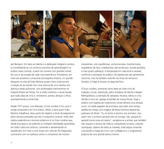 67
por Benigno. Em meio ao talento e à dedicação integral à carreira,
ia consolidando-se um contínuo processo de aprendizagem no
próprio meio circense, a partir do convívio com grandes nomes
do circo e da ousadia de cada nova experiência. Entretanto, em
meio aos prazeres e conquistas da biografia artística, um grande
desgosto na vida de Índia Morena quase a leva à bancarrota:
a traição do ex-marido com uma menina de circo resultou em
doença e lesão pulmonar, com prolongado internamento no
hospital Otávio de Freitas. Foi aí onde conheceu o atual marido,
que nada sabia de circo e, entretanto, aceitou abraçar o ofício,
acompanhando-a ainda hoje.
Desde 1977 possui, com Maviael, o Gran Londres Circo, pois o
antigo proprietário do Circo Edson, falido, e para quem Índia
Morena trabalhava, doou parte do negócio a título de pagamento
pelos serviços prestados por ela à companhia circense. Índia nele
injetou experiência e recursos próprios e é no Gran Londres que,
desde essa época, vai exibindo as múltiplas habilidades aprendidas
em todo o percurso artístico, cantando e apresentando os
espetáculos. Em meio a uma trupe com mais de 20 integrantes,
contracena com um palhaço cantor e compositor de músicas
irreverentes, com equilibristas, contorcionistas, transformistas,
engolidores de faca, malabaristas, pernas-de-pau, escada giratória
e mais quatro palhaços. A temporada em cada local é variável,
conforme a aceitação do público. Os espetáculos são geralmente
noturnos, mas há também matinês nos finais de semana e
feriados. A folga é sempre na segunda-feira.
O Gran Londres, itinerante como deve ser todo circo de
tradição, circula, sobretudo, pelos arredores do Recife e Região
Metropolitana, a exemplo de Jaboatão, Paulista, Abreu e Lima.
Aonde o circo vai, agrega as bandas de música locais, fisga o
público com espetáculo tradicional e ainda oferece uma atração
única: um bode pagador de promessa, que sobe uma rampa,
ajoelha-se e beija uma imagem de Nossa Senhora Aparecida,
padroeira do Brasil. “Eu só tenho o terceiro ano primário, mas
quem tem o primeiro ginasial não vai comigo, não, porque eu
aprendi muita coisa em teatro”, vangloria-se a artista, que também
não esquece a dureza da infância mergulhada na lama, catando
caranguejo. Apesar de todas as mazelas, Índia segue cantando
e louvando a magia do circo, com a elegância e o magnetismo
próprios de uma grande dama circense.
 