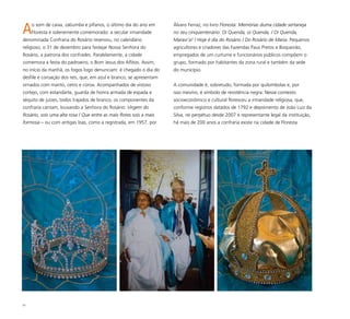 81
Ao som de caixa, zabumba e pífanos, o último dia do ano em
Floresta é solenemente comemorado: a secular irmandade
denominada Confraria do Rosário reservou, no calendário
religioso, o 31 de dezembro para festejar Nossa Senhora do
Rosário, a patrona dos confrades. Paralelamente, a cidade
comemora a festa do padroeiro, o Bom Jesus dos Aflitos. Assim,
no início da manhã, os fogos logo denunciam: é chegado o dia do
desfile e coroação dos reis, que, em azul e branco, se apresentam
ornados com manto, cetro e coroa. Acompanhados de vistoso
cortejo, com estandarte, guarda de honra armada de espada e
séquito de juízes, todos trajados de branco, os componentes da
confraria cantam, louvando a Senhora do Rosário: Virgem do
Rosário, sois uma alta rosa / Que entre as mais flores sois a mais
formosa – ou com antigas loas, como a registrada, em 1957, por
Álvaro Ferraz, no livro Floresta: Memórias duma cidade sertaneja
no seu cinquentenário: Oi Quenda, oi Quenda, / Oi Quenda,
Maravi’a! / Hoje é dia do Rosário / Do Rosário de Maria. Pequenos
agricultores e criadores das Fazendas Paus Pretos e Boqueirão,
empregados de um curtume e funcionários públicos compõem o
grupo, formado por habitantes da zona rural e também da sede
do município.
A comunidade é, sobretudo, formada por quilombolas e, por
isso mesmo, é símbolo de resistência negra. Nesse contexto
socioeconômico e cultural floresceu a irmandade religiosa, que,
conforme registros datados de 1792 e depoimento de João Luiz da
Silva, rei perpétuo desde 2007 e representante legal da instituição,
há mais de 200 anos a confraria existe na cidade de Floresta
 