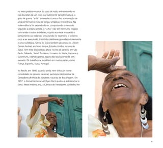 98
no meio poético-musical do coco de roda, entramelando-se
nas devoções de um coco que sutilmente também batuca, o
grito de guerra “a-há” antecede o canto e faz a amarração de
uma performance cheia de ginga, simpatia e irreverência. Na
malemolência foi expandindo-se, conquistando o mercado.
Segundo a própria artista, o “a-há” não tem nenhuma relação
com orixás e outras entidades, o grito acontece enquanto o
pensamento vai rodando, procurando no repertório o próximo
coco a ser executado. Com três coletâneas gravadas na Alemanha
e uma na Bélgica, Selma do Coco também já cantou no Lincoln
Center Festival, em Nova Iorque, Estados Unidos, no ano de
2003. Tem feito shows Brasil afora: no Rio de Janeiro, em São
Paulo, Salvador, Natal, Fortaleza, Limoeiro do Norte, Itamaracá,
Garanhuns, citando apenas alguns dos locais por onde tem
passado. Os trabalhos se espalham em muitos países, como
França, Espanha, Suíça, Portugal.
No Recife, em 1990, quando ainda nem tinha um nome
consolidado no cenário nacional, participou do I Festival de
Cantadores de Praia do Nordeste, na praia de Boa Viagem. Em
1997, o festival recifense Abril pro Rock ajudou-a a deslanchar a
fama. Nesse mesmo ano, a Câmara de Vereadores concedeu-lhe
 