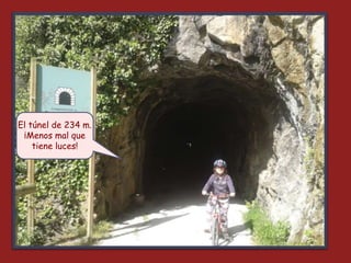 Esta senda avanza a través de
túneles.
En el siglo XIX era una vía de
ferrocarril, que transportaba
carbón desde Proaza a ...