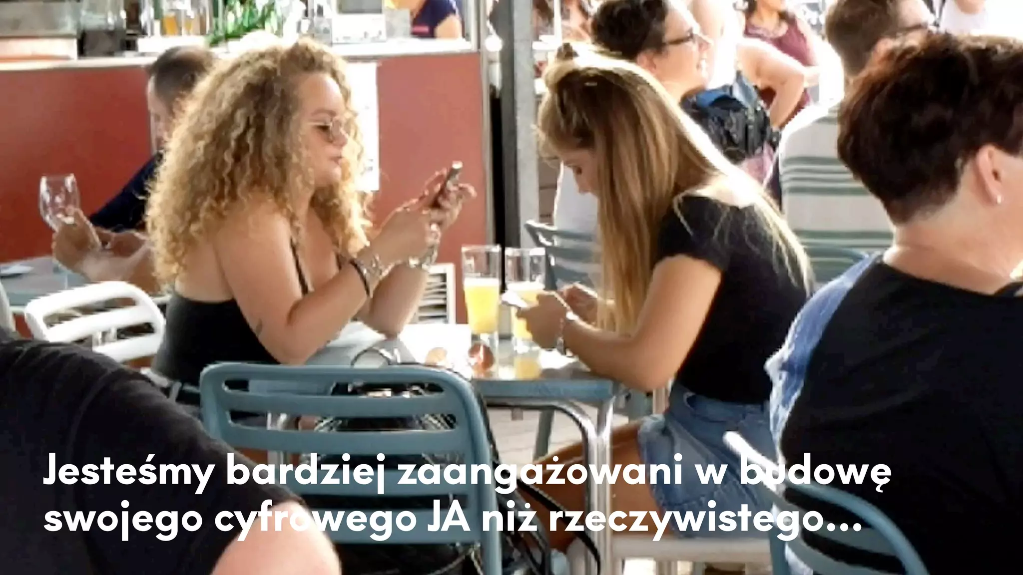 Jesteśmy bardziej zaangażowani w budowę
swojego cyfrowego JA niż rzeczywistego…
 