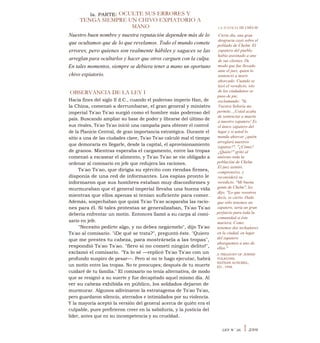 la. PARTE: OCULTE SUS ERRORES Y
TENGA SIEMPRE UN CHIVO EXPIATORIO A
MANO
Nuestro buen nombre y nuestra reputación dependen más de lo
que ocultamos que de lo que revelamos. Todo el mundo comete
errores, pero quienes son realmente hábiles y sagaces se las
arreglan para ocultarlos y hacer que otros carguen con la culpa.
En tales momentos, siempre se debiera tener a mano un oportuno
chivo expiatorio.
OBSERVANCIA DE LA LEY I
Hacia fines del siglo II d.C., cuando el poderoso imperio Han, de
la China, comenzó a derrumbarse, el gran general y ministro
imperial Ts'ao Ts'ao surgió como el hombre más poderoso del
país. Buscando ampliar su base de poder y librarse del último de
sus rivales, Ts'ao Ts'ao inició una campaña para obtener el control
de la Planicie Central, de gran importancia estratégica. Durante el
sitio a una de las ciudades clave, Ts'ao Ts'ao calculó mal el tiempo
que demoraría en llegarle, desde la capital, el aprovisionamiento
de granos. Mientras esperaba el cargamento, entre las tropas
comenzó a escasear el alimento, y Ts'ao Ts'ao se vio obligado a
ordenar al comisario en jefe que redujera las raciones.
Ts'ao Ts'ao, que dirigía su ejército con riendas firmes,
disponía de una red de informantes. Los espías pronto le
informaron que sus hombres estaban muy disconformes y
murmuraban que el general imperial llevaba una buena vida
mientras que ellos apenas si tenían suficiente para comer.
Además, sospechaban que quizá Ts'ao Ts'ao acaparaba las racio-
nes para él. Si tales protestas se generalizaban, Ts'ao Ts'ao
debería enfrentar un motín. Entonces llamó a su carpa al comi-
sario en jefe.
"Necesito pedirte algo, y no debes negármelo", dijo Ts'ao
Ts'ao al comisario. "iDe qué se trata?", preguntó éste. "Quiero
que me prestes tu cabeza, para mostrársela a las tropas",
respondió Ts'ao Ts'ao. "fiero si no cometí ningún delito!",
exclamó el comisario. "Ya lo sé —replicó Ts'ao Ts'ao con un
profundo suspiro de pesar—. Pero si no te hago ejecutar, habrá
un motín entre las tropas. No te preocupes; después de tu muerte
cuidaré de tu familia." El comisario no tenía alternativa, de modo
que se resignó a su suerte y fue decapitado aquel mismo día. Al
ver su cabeza exhibida en público, los soldados dejaron de
murmurar. Algunos adivinaron la estratagema de Ts'ao Ts'ao,
pero guardaron silencio, aterrados e intimidados por su violencia.
Y la mayoría aceptó la versión del general acerca de quién era el
culpable, pues prefirieron creer en la sabiduría, y la justicia del
líder, antes que en su incompetencia y su crueldad.
LA JUSTICIA DE CHELM
Cierto día, una gran
desgracia cayó sobre el
poblado de Chelm. El
zapatero del pueblo
había asesinado a uno
de sus clientes. De
modo que fue llevado
ante el juez, quien lo
sentenció a morir
ahorcado. Cuando se
leyó el veredicto, wto
de los ciudadanos se
puso de pie,
exclamando: "Si
Vuestra Señoría me
permite...¡Usted acaba
de sentenciar a muerte
a nuestro zapatero! Es
el único zapatero del
lugar y si usted lo
manda ahorcar ¿quién
arreglará nuestros
zapatos?", "¿Cómo?
¿Quién?" gritó al
unísono toda la
población de Chelm.
El juez asintió,
comprensivo, y
reconsideró su
veredicto. "Mi buena
gente de Chelm", les
dijo. "Lo que vosotros
decís, es cierto. Dado
que sólo tenemos un
zapatero, sería un gran
perjuicio para toda la
comunidad si éste
muriera. Como
tenemos dos techadores
en la ciudad, en lugar
del zapatero
ahorquemos a uno de
ellos."
A TREASURY OF JEWISH
FOLKLORE,
NATHAN AUSUBEL,
ED., 1948.
LEY N °
26 I 259
 