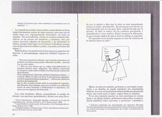 otorga al docente que como ensei'iante se encUEm1;recon su
          autorJa'? ...I
                      f                                                        da por la policía y dice que la niña no eBM aprendi,endo
                                                                               porquE~laesbán ~<prendiendo». J~n portugués prendiendo es
   Los maE~stros muehas veCE~S  reciben cursos dondE:se dicen                  una 4;!Xpt"E~sidn Be usa para dE~cir«siendo llevado por la
                                                                                               que
                                                                               polida». Si bi(Hl (~l sonido df:~   palahras prendiendo y
cosa;:!interesantes aCHrcade cómo ensefíar, pero que son dE~
hecho como una <'(representaci6n dramática», dE!CÓU10         no               api~endiendo (:8 muy similar, María reconoce la diferenda,
enseñar. Tal contradieción, común en muc1ms ámbitos edu~                       ya que cuando explka de qué se trata su dihujo, lo exphcita.
                                                                                  No aprender en la escuela supone un acto de violencia de
cativos, SE!da porqu€! las maestras y maestros, más que                        la escuela hacia el nif1o.12
cursos, pn!cisan espacios de f()I'.mación y «la form.ación es
clíni<~a,po:rque toma lugar Emla historia individuaJ: porque
une necesariamente saberes y saber, el pasado y el fhturo del
sujeto.>,lO
   Refiriéndose a la experiencia de los cnrsos de capacitac:lón
docente, la psicopedagoga argentina Soledad Lugones es-
cribe:

          ... Tomamos apuntes en silencio, con la mirada centrada en el
          profesor y nuestro cuerpo quieto, adhel.ido a la silla.,. una sola
          voz, u:[1solo :rostro...
          (...) Ei;ta es una escena que SH repite invariablemente         en
          nuestra historia como «alumnos,>, Esa M::!Ltrizencarnada
          en nU4~strocqerpo omite el Saber y la Potencja.de nuestro ser
          aprendiente::;,
          Para sLutorizarnosaEnseñar,     debamo¡s hacel'llos autOres <...)
          creemos. MiI'ar el valor que tiene lo que-qa<:emos,~p¡;opjarw
          nos de la singularid.adqUEI poseemos (...) HaCI¡rnOsa,utoreB de
          nuestros pel1lsami(mtos,
          Hoy en día> Hehabla mucho sobre la necesidad de Capacita-
          ción Docente, Sin e:mbargo, muy poco se habla y se l'ei1exiona
          aeerOR de cómo Docente!:; e Instituciones se capacitan y de             María, la niña en cuestión, pl:?rtenE!ce una regi6n carel1~
                                                                                                                           a
          cómo ¡;on SUBespa(:ios de formación,,"1J                             ciada y su familia no puede satisfacer las necesidades
                                                                               básicas. A su vez>en la escuela la niña se haUa maJ~ginadadel
  Una niña brasileña, María, rospondiendo al pledido de                        re:;to, «por venir sucia a dasey>,según'),decia la maestra.
dibujar «una persona aprendiendQ», diseña una nena lleva-                         Si en otro eontexto escolar un nif.loprodujesE~la misma
                                                                               fraSE! un dibujo similar! podrfamos interpret~u' la equiva~
                                                                                      y
      ,
     Silvia Ianna.ntuoni, «Buscando duendes y prinee:ms en el país de          lencÍa simbólica entre aprendi'!ry aprisionar ("prender»),
susasl11alamasl:i», Revista R.Psi,BA, N° 5, Buenos Airl~s, 1991;.
   10J'acky Beillerot, La formación de formadores, Ed. Novedades EdtiCa-
Uvas, Buenos Aires, 1996. ['~'/'                                                 12 Esta:rn.os realizando una investigación que Uamamos Situación
                                                                               Persona Aprendi endo, de la que publicaremos sus conclusiones en un libro
   u SoI(¡dad Lugoncs, Santiago Luna, "Cómo aprendemos los docentlas",
Revisi'.a El Arbol, Buenos .AirI'Js,HI99.                                      con autoría del E!quipo de investigadores qUI;}
                                                                                                                             nuclea a profesionales de
                                                                               cinco PHÍSOS.
2ft
 