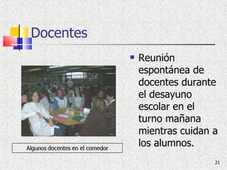 Docentes Reunión espontánea de docentes durante el desayuno escolar en el turno mañana mientras cuidan a los alumnos. 