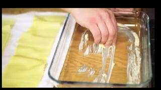 • Ahora engrasamos con mantequilla la fuente en la que haremos la 
lasaña. 
 