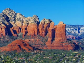 Processo de quebra, degradação, decomposição, desintegração das rochas. 