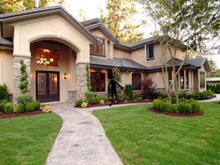 El muchacho 
buscando a su perro 
desesperado lo 
empezó a llamar 
 