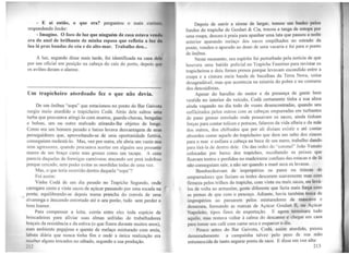 - E ai então, o que era? perguntou o mais curioso,
respondendo Jocão:
- Imagine. O foco de luz que ninguém de casa estava vendo
era do anel de brilhante de minha esposa que refletia n hu: da
lua lá pras bandas do céu e do alto-mar. Trabalho deu...
A luz, segundo disse mais tarde, foi identificada na casa dele
por um oficial em posição na cabeça do cais do porto, depois que
os aviões deram o alarme.
----------------------------------------------------------------------------------
Um trapicbeiro atordoado fez o que não devia.
De um ônibus "sopa" que estacionou no ponto do Bar Gaivota
surgiu meio aturdido o trapicheiro Codá. Atrás dele saltou uma
turba que procurava atingi-lo com murros, guarda-chuvas, bengalas
e bolsas, um ou outro malvado atirando-lhe objetos de longe.
Como era um homem pesado e baixo levava desvantagem de seus
perseguidores que, aproveitando-se de uma oportunidade furtiva,
conseguiam molestá-lo. Mas, vez por outra, ele abria um vazio nos
seus agressores, quando procurava acertar em alguém seu possante
murro de um braço curto mas grosso como um tacape. A cena
parecia daquelas de formigas carnívoras atacando um preá indefeso
porque cercado, sem poder evitar as mordidas todas de uma vez.
Mas. o que teria ocorrido dentro daquela "sopa''?
Foi assim:
Vinha Codá de um dia pesado no Trapiche Segundo, onde
carregara cento e vinte sacos de açúcar passando por uma escada na
ponte, equilibrando-se depois numa prancha do convés de uma
alvarenga e descendo entortado até o seu porão, tudo sem perder o
bom humor.
Para compensar a loita, corria entre eles toda espécie de
brincadeiras para aliviar suas almas sofridas de trabalhadores
braçais da resistência e da estiva (o que fizera durante muitos anos),
num ambiente pegajoso e quente de melaço misturado com areia,
labuta diária que nunca tinha fim e onde a única realização era
1cccber alguns trocados no sábado, segundo a sua produção.
21:>
Depois de ouvir a sirene de largar, tomou um banho pelos
fundos do trapiche de Goulart & Cia, trocou a tanga de estopa por
uma roupa, desceu à praia para apanhar uma lata que passou a noite
anterior aparando melaço dos sacos empilhados no estrado da
ponte, vendeu o apurado ao dono de uma vacaria e foi para o ponto
de ônibus.
Neste momento, seu espírito foi perturbado pela notícia de que
houvera uma batida policial no Trapiche Faustino para revistar os
trapicheiros e dois foram presos porque levavam escondido entre a
roupa e a cintura meia banda de bacalhau da Terra Nova, coisa
desagradável, mas que acontecia na miséria do pobre e no costume
dos descuidistas.
Apesar do barulho do motor e da presença de gente bem
vestida no interior do veículo, Codá certamente tinha a sua alma
ainda vagando no dia todo de vozes desencontradas, quando uns
enfileirados pelos outros com as cabeças empurradas em turbantes
de pano grosso enrolado onde pousavam os sacos, ainda tinham
forças para contar tolices e potocas, falarem da vida alheia e da mãe
dos outros, dos chifrudos que por ali diziam existir e até contar
absurdos como aquele do trapicheiro que dera um salto dos zincos
para o mar e enfiara a cabeça na boca de um mero, trabalho dando
para tirá-la de dentro dele. Ou das redes do ··coronel" João Venuto
colocadas por baixo dos trapiches, recolhendo os peixes que
ficavam tontos e perdidos no madeirame confuso das estacas e de lá
não conseguiam sair, a não ser quando a maré seca os levasse.
Bombardeavam de impropérios os pares ou trincas de
empurradores que faziam os troles descerem suavemente mas com
firmeza pelos trilhos do trapiche, com vinte ou mais sacos, ou levá-
los de volta ao armazém, gente diferente que fazia mais força com
as pernas de que com o pescoço. /diante, havia também troca de
impropérios ao passarem pelos misturadores de mascavo e
demerara, formando as marcas de Açúcar Goulart Il, ou Açúcar
Napoleão, tipos finos de exportação. E agora terminara tudo
aquilo, mas restava voltar à calma do descanso e chegar em casa
para tomar um café com carne seca e esquecer o dia.
Pouco antes do Bar Gaivota, Codá, assim aturdido, puxou
demoradamente a campainha talvez pelo peso de sua mão
entumescida de tanto segurar ponta de saco. E disse em voz alta:
213
 
