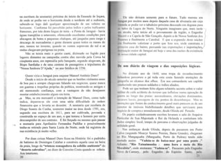 ...
na escritura da sesmaria) próxima do início da Enseada de Ioçara,
de onde se podia ver o horizonte desde o nordeste até o sudoeste,
sabendo-se logo dali qualquer aproximação de um veleiro no
horizonte. Conforme foi percebido pelos índios e pelos traficantes
franceses, por trás desta língua de terra - a Ponta de Jaraguá - havia
águas tranqüilas a sotavento, oferecendo excelentes condições para
abicagem de botes e pequenas chalupas, até jangadas para carga e
descarga de mercadorias e gente durante quase todos os meses do
ano, menos no inverno, quando os ventos sopravam do sul e as
ondas chegavam perigosas na praia.
Não se temia mais o gentio caeté, dizimado ou fugido para
lugares distantes na campanha contra eles movida pela Coroa há
cinqüenta anos, em represália pelo banquete, segundo alegavam, do
Bispo Sardinha e de uma centena de passageiros e tripulantes do
"Nossa Senhora D'Ajuda," no ano fatídico de 1556.
Quem viria a Jaraguá para saquear Manoel Antônio Duro?
Desde o início do século anterior que os bretões visitantes eram
de boa paz e sempre chegavam falando em negócios, quase nunca
em guerras e tropelias próprias da política, mostrando-se amigos e
até merecendo confiança, com a vantagem de não desejarem
montar estabelecimento algum em terra.
-i!> Mas, se era mercantil a intenção de Manoel Duro, como tudo
indica, deparou-se ele com uma séria dificuldade de ordem
financeira que o levaria ao desastre. A sesmaria que recebera de
Diogo Soares da Cunha, sesmeiro maior na área desde 1591, era,
segundo sua escritura de 1611, para ser cultivada, povoada e
construída no espaço de um ano, o que tomou o homem por certo
descumpridor de seu contrato. E foi forçado ou mesmo quis passar
a sesmaria para Apolinário Fernandes Padilha e possivelmente
tenha-se retirado para Santa Luzia do Norte, onde há reg.istros de
sua existência já muito velho.
Por duas coisas Manoel Duro ficou na História: foi o padrinho
de batismo de Do~ingos Calabar e construiu aquela casa na beira
da praia, longe da "tristeza esmagadora da solidão ambiente" ~o
"deserto cabralino", no dizer de Craveiro Costa quando se refena
Aos interiores.
20
t..Jc não deixara semente para o futuro. Tudo morreu em
fo111v.11á por muitos anos depois daquela casa de alvenaria em cuja
 11.111da se podia ver o tabuleiro próximo descendo em degraus para
11 l.11.Jos da Lagoa do Norte. Ninguém imaginara que, mais tarde
11111 século, teria início ali o povoamento da região, o Engenho
~l.1tció e a Capela de São Gonçalo, depois a de Nossa Senhora dos
l'1.11cres e finalmente a Catedral. E que a expansão deste núcleo
h1.1 finalmente valorizar o porto que fora seu, onde construiu a
1111111cira casa do bairro, pensando nas exportações e importações
1, t111ação maior de Jaraguá até hoje c uma das razões da existência
d1 110-;sa cidade capital.
···-~---------------------------------------------------------------------------
l>t' um diário de viagem e das suposições lógicas.
No distante ano de 1640, uma tropa de reconhecimento
l111l,111desa percorreu a pé toda esta costa fazendo anotações da
1·rngrafia ao alcance dos olhos. Era seu comandante um capitão
, 11mluzindo uns poucos soldados e índios aliados.
Pode ser que tenham feito algum relatório secreto sobre o valor
111iht.tr de cada acidente do terreno que influísse numa operação de
r111. Ira ao longo das praias: ancoradouros, elevações dominantes,
1'l ursos locais. passagens d~ rio, pontos de desembarque. Mas as
11111tações que foram do conhecimento geral mais parecem as de um
~1111clor de imóveis bisbilhotando detalhes que servissem para
lll'~úc.:io de compra e arrendamento, desde Olinda até Penedo.
Os papéis cuidadosamente escritos levaram o selo do Arquivo
1'111ticular de Sua .Majestade o Rei da Holanda e continham três
d11dos simples: local, tempo de percurso e observações julgadas de
111i1idade geral.
Nas andanças desde Olinda, depois de passarem em Po110
C'uivo (segundo Moacyr Soares Pereira, Barra Grande), chegaram
''° Rio Mangaguaba (Manguaba, Porto de Pedras) tendo sido
111wtado assim: "Vadeia-se de baixa-mar por uma ponte ."
Adiante: "Rio Tatuaimunha : uma hora e meia do Rio
Mocabita", onde anotaram: "Vadeia-se". Passaram pelo Engenho
Novo de Camury, pelo Engenho do Espírito Santo, pelo
21
 