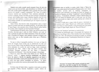 Quando teria então surgido aquele pequeno braço do mar que
vimos correr por trás da Fênix para desembocar no Sobral? Como
teria sido cavado aquele Salgadinho onde a geração dos anos trinta
pescava de tarrafa e pegava caranguejo? Por força da própria
natureza mutável por excelência? Sem nenhuma pretensão de
resolver o enigma, existe ai um fato que deve intrigar o pesquisador
porque, salvo melhor juízo, surge a hipótese daquele curso ter sido
cavado pela mão humana, a menos que as plantas de 1803 e de
1820· tenham omitido sua representação por um engano ou por um
motivo qualquer.
Desta forma, não haveria outro desaguadouro para a Lagoa
Maceió (a menos que fosse um grande pântano), do que pela Lagoa
D'Água Negra e seu encontro com o Riacho Maceió, pelas bandas
da Levada, como é traçado em José Fernandes Portugal.
Posteriormente foi aquele curso d'água, que passava pela Praça
Sinimbu, desviado para o oitão do Hotel Atlântico, por onde sai
toda a poluição de parte da Cidade infestando a Praia da Avenida e
toda a Enseada de Jaraguá, num autêntico desastre ecológico que
parece estar com os dias contados pelas obras que a Prefeitura
realiza na área.
No que se refere à topografia marítima, vê-se que, ao largo da
Ponta de Jaraguá, havia recifes que se adentravam no mar, por
baixo do que é hoje o Porto de Maceió, feito por um grande aterro e
obras plantadas em recifes de coral ao largo, numa construção
inaugurada em 1940. . Onde é hoje este aterro enorme, José
Fernandes Portugal assinalou em seu Plano a expressão
"Surgidouro de Sumacas". Era o local de carregar e descarregar.
~ Devia ser, como disse Félix Lima Júnfor em seu "Maceió de
Outrora", assim: "... negros escravos conduziam, na cabeça,
sacos de açúcar e fardos de algodão, jogando-os em botes e
barcaças ancoradas o mais perto possível da praia", ou abicadas
na maré seca para saírem carregadas na preamar. As águas
chegavam aos peitos dos escravos provocando-lhes enfermidades e
morte. -..
Os botes eram de fundo chato e seguiam a remo para os navios
que, segundo o Plano, ficavam fundeados a quatro metros de
26
prolundidade entre os recifes e a praia, onde é hoje a "Barra da
Mude", uma saída natural da Enseada da Pajuçara para o sul. Esses
~1t · também serviam para as sumacas carregarem ou
íh 111 regarem mais próximas e ao abrigo da Ponta de Jaraguá ou
''" 1~11scada de Pajuçara, um ótimo "surgidouro" com profundidade
~ ilc1. palmos. O desenhista, entretanto, omitiu a famosa Barra de
fto Luiz em frente da Pajuçara, pois o recife que vem da Ponta
v~11lc é representado no mapa como sendo contínuo até a altura da
11rn1ln de Jaraguá.
Constata-se ainda que a carga vinda do potto e destinada ao
1111trn passava pela Lagoa Maceió por embarcação apropriada
tloilcz. uma balsa ou canoa grande), e daí prosseguia por uma ponte
11h1c a Lagoa D'Água Negra, depois da "Boca de Maceió''.
Quanto à tal "fortaleza., persistem as controvérsias.
As plantas de fortificações que o Governador da Capitania de
l'rn111mbuco Luiz Diogo Lobo e Silva mandou fazer para Jaraguá, e
lllll' datam de 1762, não parecem ter passado do papel, na opinião
th l•élix Lima Júnior em seu "Fortificações Históricas de Alagoas".
"Fortaleza" de Jaraguá, 1803, segundo concepção do autor
desse livro, com base no plano de José Fernandes
Portugal, posteriormente cooslderndo como um exagero.
27
 