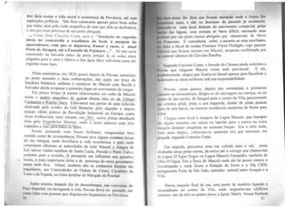 ..
(
Isto faria mudar a vida social e econômica da Província até suas
aspir~ções políticas. Não fora construído apenas pelos b~ns solos
que tmha, nem pela visão magnífica do mar que dele se desfrutava. , . ,
e sim por estar prox1mo de um porto abrigado.
~ .Como disse Craveiro Costa: para a "fundação do engenho
devia ter concorrido a excelência do local, à margem do
an.coradouro, com que se deparava, franco e vasto, 0 atual
Porto de Jaraguá, até a Enseada da Pajuçara ..." . Só não seria
construído na baixada antes da praia porque Já os solos eram
salgados para a cana e faltava a boa água doce suficiente para um
engenho moer bem.
Pelas estatísticas, em 1824, pouco depois de Póvoas, entrariam
no po.rto s~s~e?ta e duas embarcações, das quais um terço de
bandeira bntamca, embora o comércio de Maceió com Recife e
Salvador ainda ocupasse o primeiro lugar no movimento de cargas.
Em pouco tempo já seriam relacionados em volta de Maceió
trinta ~ r. de a · . eles_o~;
Caçhoeua e Riacho Doce. Estávamos nas p011as de uma inflexão
rn~tivada ~ela a;i.dez da Grã Bretanha pelo algodão e depois
açucar, ~feito. pratico da Revolução Industrial na Europa, como
fi~ou evidenciado mais adiante, em_!!!L, numa planta detalhada
fe1t~ pelo ªngenheiro Mornay, onde a praia aparece com dois
trapiches e ruas para todos os Iãdos.
.Assim, pensando num futuro brilhante, imaginemos bem
v~stido como de circunstância, Póvoas teve alguns contatos locais
ah em Jaraguá, onde fervilhava a vida econômica, e para onde
certamente a?uíram as ,autoridades de toda Maceió e Alagoa do
Sul, talvez vindas tambem de Santa Luzia, Penedo e Porto Calvo,
somente para a ocasião, já pensando em influírem nas questões
locais, a mais importante delas a da presença do novo governante
'.rnma_sede fixa. Afinal, também não se conhecera homem tão
importante, um Comendador da Ordem de Cristo Cavaleiro da
Torre e da Espada, na linha familiar do Marquês de Pombal.
Antes ?1esmo daquele dia do desembarque, nas conversas do
Paço l~1pcnal, ou navegando à vela, Póvoas devia ter pensado em
como lidar com pessoas que disputavam hegemonia na Província.
:rn
00111 ~cmm lhe diria que ficasse morando onde o futuro lhe
, 1c11sc mais, e não no descanso do passado já incômodo,
u~ 111ln-se num local distante do movimento co~ercial, pelas
~ , tl.t!J lagoas, com entrada de barra difícil, escoando seus
t~ut11· por um porto menos abrigado que chamavam de. ~ovo
tll 11anceses. E consultaria sobre o assunto os seus auxiliares,
ti ddl·~ o fiscal de rendas Floriano Vieira Perdigão, cujo parecer
li uva que ficasse mesmo em Maceió, proposta confirmada por
UUI p.11l'Ccr idêntico do Ouvidor Batalha.
S~·gundo Craveiro Costa, o Senado da Câmara ~in~a solicitou a
t•1h11as que elegesse Maceió como sede provmc1al. E. ele,
1111tdl•11tcmente, alegou que ficaria no litoral ape~~s para fiscalizar o
11ul11111ento as obras militares sob sua responsab1hdade.
l'óvoas, como parece, depois das cerimônias e primeiros
11111talos no ancoradouro, dirigiu-se de carruagem ou carroça, ou no
l11111bo de um cavalo, de Jaraguá para o centro da Vila, percorrendo
11111 extenso areal, praia a sua esquerda, diante de umas poucas
 1..1s de teto baixo, na maioria residências modestas de frente para
u 111ar.
Chegou num local à margem da Lagoa Maceió, que transpôs
lllll alo-uns minutos cm canoa ou batelão para a estiva na outra
11i.1rge~1 distante cinqüenta ou sessenta braças. Era o sítio .onde,
, 111te anos depoi::., cobravam-se quarenta réis por travessia em
111ngada, segundo Craveiro Costa.
Em seguida, percorreu uma rua yoltada para o sul, casas
ulinhadas urnas pelas outras, da estiva até o córrego que chamavam
de Lagoa D'Água Negra ou Lagoa Manoel Fernandes, também de
Olho D'Água. Era a BoGa de Maceió onde até há pouco estava o
Arcebispado e onde ficam a Estação de Ferro e a 20ª CSM,
antigamente Forte de São João, caminho natural entre Jaraguá e a
Vila.
Havia, naquele final de rua, uma ponte de madeira lig~d~ o
ancoradouro ao centro da Vila, onde despontavam ed1fic1os
maiores uns de três ou quatro pisos, a Igreja Matriz Nossa Senhora
, 3l
 
