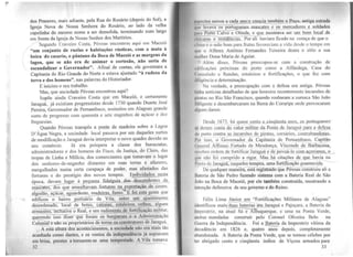 dos Prazeres, mais adiante, pela Rua do Rosário (depois do Sol), a
Igreja Nova de Nossa Senhora do Rosário, ao lado da velha
capelinha do mesmo nome a ser demolida, terminando num largo
em frente da Igreja de Nosso Senhor dos Martírios.
Segundo Craveiro Costa, Póvoas encontrou aqui em Maceió
/ "um conjunto de ruelas e habitações rústicas, com a mata à
beira do casario, o pântano da Boca de Maceió e as margens da
lagoa, que se não era de animar o cortesão, não seria de
escandalizar o Governador". Afinal de contas, ele governara a
Capitania do Rio Grande do Norte e estava ajustado "à rudeza da
terra e dos homens", nas palavras do Historiador.
E iniciou o seu trabalho.
Mas, que sociedade Póvoas encontrou aqui?
Supõe ainda Craveiro Costa que em Maceió, e certamente
Jaraguá, já existiam progressistas desde 1730-quando Duarte José
Pereira, Governador de Pernambuco, assinalou em Alagoas grande
surto de progresso com quarenta e sete engenhos de açúcar e dez
freguesias.
Quando Póvoas transpôs a ponte de madein1 sobre a Lagoa
D'Água Negra, a sociedade local passava por um daqueles smtos
de modificação e Jaraguá devia interpretar o novo quadro devido ao
seu comercio. Já era próspera a classe dos burocratas,
administradores e dos homens do Fisco, da Justiça, do Clero, das
tropas de Linha e Milícia, dos comerciantes.que tomavam o lugar
dos senhores-de-engenho distantes em suas terras e afazeres,
mergulhados numa certa carapaça de poder, mas afastados das
fortunas e do prestígio dos novos tempos. Endividados 11~..sta
época, davam lu ar à p~dalguia_dos-desccndentes ~
masc es, os ;Lue amealhav~ULf~~aJxpor~ação de COl!ro,
algodão, açúcar, aguardente, ~<letras, fumo.;.. E foi cst~ gente que
edificou o bairro QOrtuário da Vila, antes um ílJUnlamento
desordenaêTo, local de botes, ~traiã"S: estaleiros velhos, alguns
.armazéns, mclUsiVe o Real, e um rudimento de foiiificnção militar,
ql!erendo isso izer que foram os burgueses e a /dminislraç~Q.
Colomãlrnãôos proprietários deterras os construtores de Jaragua.
A esta altllra dos acontecimentos, a sociedade nflo cm mais tão
acanhada como dantes, e os ventos da independência jú sopravam
cm brisa, prestes a tornarem-se uma tempcstndc. / Vila tomava
--32
t'•PL'dos novos a cada ano e crescia também o Poço, anliga cstrndu
qm· lcv1wa os portt~g~1eses ..mascates e os mercadores e soldados
p,1111 Porto Cafvo e Olinda, e ~mostrava ser um bQDl local de
li111:11rns e resiêfêncías. Por ali haviam ficado na crença de que o
11111,11.; o solo bom para frutas favoreciam a vida desde o tempo em
qrn: o Alferes Antônio Fernandes Teixeira doara o sítio a sua
1111llhc l' Dona Maria de Aguiar.
Além disso, Póvoas preocupou-se com a construção de
. ddicoções próximas do porto como a Alfândega, Casa do
1 1111!->ulado e Rendas, estaleiros e fortificações, o que fez com
ililiµência e determinação.
Na verdade, a preocupação com a defesa era antiga. Póvoas
1l11lrn notícias detalhadas de que houvera recentemente incursões de
plrntas no Rio São Francisco, quando roubaram a sumaca São João
1l11igente e desembarcaram na Barra do Coruripe onde provocaram
1ll)l,Ufls danos.
Desde l67J.!.~uase cent~qüell1ª_Jfil_os._us_pot:tugueses-
111• deram çonta du...v.aloup_!H1ª1" daYonta deJara~u~J2ªULi1 defesa .
do porto contra as incursões de Qirata~, corsários,_contr.abandist.a.s.,,.
l'or isso, ~emador_Qa__C.apitmia çle Pernambuco, Capitão
el~neral Af(QJJSO fil:rtado de Mendonça, V1Sêond~at_:~
11•1.Jcbeu orden1 de fortificar Jaraguá e-~~pQvJ2á::.lo corn...açgrian~
que não Jõi cumpndo a rigor. Mas_h~ citaç~
t•ont~g~eles tempos, umafõrtíftcação guarnecida.
De qualquer m~ira,~trãcfo~óvoas construiu ali a
!loteria de São Pedro fazendO" sistema com a Bateria Real de São
lono na Boca de Maceió, por ele também construída, mostrando a
Intenção defensiva de seu governo e do Reino.
'
Félix Lima Júnior em "Fo11ificações Militares de Alagoas"
identificou mais{ggas bat~~Jaraguá e Pajuçara, a Bateria da
Imperatriz, na atual Sá ?'Xíbuq~erque, e uma na Ponta Verde,
ombas mandadas construir pelo Coronel Oliveira Belo na
Ciuerra da Independência. Foi a~ da Imperatriz vitima da
decadência em 1826 e, quatro anos depois, completamente
ubandonada. A Bateria da Po~ta Verde, que se tornou célebre por
ler abrigado cento e cinqüenta índios de Viçosa armados para
33
 