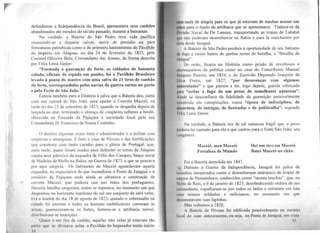 defenderem a Independência do Brasil, apresentava seus canhões
abandonados até meados do século passado, durante a baixamar.
Na verdade, a Bateria de São Pedro teve vida pacífica
resumindo-se a disparar sal~ servir... de presidio---® ~a
formaturas patrióticas como a do primeiro hasteamento_dQ..fayilhão
do Império em Alagoas, no dia 24 de fevereiro de 1823., pelo
Coronel Oliveira Belo, Comandante das Ar.mas, da for.ma desçrita
por Félix Lima Júnior:
"Formada a guarnição do forte, os soldados de baioneta
calada, oficiais de espada em punho, foi o Pavilhão Brasileiro
levado à ponta do mastro com uma salva de 21 tiros de canhão
do forte, correspondidos pelos navios de guerra surtos no porto
e pelo Forte de São João."
Entrou também para a 1Iistória a salva que a Bateria deu, junto
com sua coirmã de São João, para saudar a Corveta Maceió, na
tarde do dia 23 de setembro de 1823, quando se despedia depois de
lançada ao mar, terminado o almoço de cinqüenta talheres a bordo,
oferecido na Enseada da Pajuçara à sociedade local pelo seu
Comandante D. Francisco de Souza Coutinho.
O destino algumas vezes trata o administrador e o militar com
surpresas e amarguras. É bem o caso de Póvoas e das fortificações
que construiu com tanto carinho para a glória de Portugal, que,
mais tarde, quase foram usadas para defender as terras de Alagoas
contra seus patrícios da esquadra de Félix dos Campos, braço naval
de Madeira de Mcllo na Bahia, na Guerra de 1823, e que se pensava
por aqui surgma. Os habitantes de Maceió aguardavam aquela
esquadra, na expectativa de que incendiaria o Porto de Jaraguá e o
estaleiro da Pajuçara onde ainda se ultimava a construção da
corveta Maceió, que poderia cair nas mãos dos portugueses.
J laveria batalha sangrenta, assim se esperava, no momento em que
despontou no horizonte marítimo do sul um conjunto de oito velas.
Fra a manhã do dia 18 de agosto de 1823, quando o sobressalto na
cidade foi enorme e todos os homens mobilizáveis correram às
111 mns, guameceram-se os fortes, formou-se a artilharia móvel,
di 11ibuíram-se munições.
Qunse a um tiro de canhão, aquelas oito velas já estavam tão
peno que se divisava nelas o Pavilhão do Imperador tendo início
..._______.·!
t1n• onda de alegria para os que já estavam de mechas acesas nas
MAoll para o duelo de artilharia que se aproximava. Tratava-se .da
01titão Naval de De Lamare, transportando as tropas de Labatut
11111· não puderam desembarcar na Bahia e para lá marcharam por
11111 desde Jaraguá.
A Bateria de São Pedro perdera a oportunidade de seu batismo
&11 fogo e nosso bairro de ganhar nome de batalha, a "Batalha de
J1u11guá".
De resto, ficaria na História como prisão de revoltosos e
1111 rcnqueiros da política como no caso do Conselheiro Manoel
J1111q1Lim Pereira, em 1824, e do Escrivão Deputado Joaquim da
lha Freire, em 1827, "por desavenças com algumas
111eoridades" e que passou a ter, logo depois, guarda reforçada
1111111 "evitar a fuga de um preso de semelhante natureza".
Al11dn se desconfiava da fidelidade da guarnição possivelmente
"'olvida em conspirações, numa "época de indisciplina, de
drrmrdem, de intrigas, de fuxicadas e de politicalha", segundo
1éllx Lima Júnior.
Na verdade, a Bateria era de tal natureza frágil que o povo
p11dcria ter cantado para ela o que cantou para o Forte São João, seu
1111~ênere:
Maceió, meu Maceió
Fortaleza de Mamão
Foi a Bateria demolida e111 1847.
Dei um tiro em Maceió
Botei Maceió no chão.
Durante a Guerra da Independência, Jaraguá foi palco de
h111111ltos inesperados como o desembarque anárquico de tropas de
"''V'OS de Pernambuco, conhecidos como "monta-brechas", que, na
N111lc de Reis, a 6 de janeiro de 1823, desobedecendo ordens de seu
l 1111111ndante, espalharam-se por todos os lados e entraram em luta
l'.<•111 nossos soldados e milicianos, no momento em que
Lll·•m1ontavam suas !apinhas.
Mas voltemos a 1820.·
A Bateria de Póvoas foi edificada possivelmente no mesmo
lrn·;1I de suas antecessoras, ou seja, na Ponta de Jaraguá, cm vista
JS
 