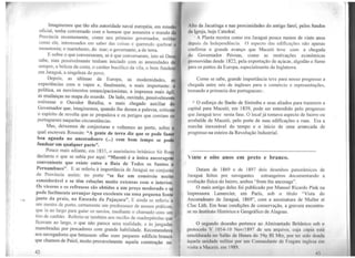 Imaginei:nos que tão alta autoridade naval européia, em missão
oficial, tenha conversado com o homem que assumira o mando da
Província recentemente, como seu primeiro governador, militar
como ele, interessados em saber das coisas e querendo quebrar a
monotonia; o marinheiro, do mar; o governante, a de terra.
E sobre o que conversaram, se é que conversaram, isto só Deu
sabe, mas possivelmente tenham iniciado com as amenidades d
sempre, a beleza da costa, o caráter bucólico da vila, o bom fundeio
em Jaraguá, a singeleza do povo.
Depois, as últimas da Europa, as modernidades, as
experiências com o vapor e, finalmente, o mais importante: a
política, os movimentos emancipacionistas, a imprensa mais ágil,
as mudanças no mapa do mundo. De lado, ouvindo, possivelmente
estivesse o Ouvidor Batalha, o mais chegado auxiliar do
Governador que, imaginemos, quando lhe deram a palavra criticou
o espírito de revolta que se propalava e os perigos que c~rriam os
portugueses naquelas circunstâncias.
Mas, deixemos de conjecturas e voltemos ao p01to, sobre o
qual escreveu Roussin: "A gente de terra diz que se pode fazer
boa aguada no ancoradouro (...) com bom tempo se pode
fundear em qualquer parte".
Pouco mais adiante, em 1835, o marinheiro britânico Sir Ross
cfeclarou o que se sabia por aqui: "Maceió é a única ancorage~
conveniente que existe entre a Baía de Todos os Santos e
Pernambuco". E se referiu à importância de Jaraguá no conjunto
da Província assim: no porto "se faz um comércio muito .
considerável e se têm relações muito extensas com o interior.
Os víveres e os refrescos são obtidos a um preço moderado e se
pode facilmente arranjar água excelente em uma pequena font~
junto da praia, na Enseada da Pajuçara". E ainda se referiu a
um ~1estre de porto, certamente um predessesor de nossos práticos,
que ta ao latgo para guiar os navios, mediante o chamado'com um
tiro de canhão. Referiu-se também aos recifes de rnadrepérolas que
ficavam ao largo, o que não parece uma realidade, e às jangadas
manobradas por pescadores com grande habilidade. Recomendava
aos navegadores que botassem olho num pequeno edificio branco
que chamou de Paiol, muito provavelmente aquela construção no
42
Alto da Jacutinga e nas proximidades do antigo farol, pelos fundos
dn Igreja, hoje Catedral.
A Planta mostra como era Jaraguá pouco menos de vinte anos
cli.~pois da Independência. O aspecto das edificações não apenas
confirma o grande avanço que Maceió teve com a chegada
do Governador Póvoas, como as motivações econom1cas
promovidas desde 1822, pela exportação de açúcar, algodão e fumo
para os portos da Europa, especialmente da Inglaterra.
Como se sabe, grande importância teve para nosso progresso a
chegada entre nós de ingleses para o comércio e representações,
tomando a primazia dos portugueses.,
5} O esforço do Barão de Sinimbu e seus aliados para trazerem a
capital para Maceió" em 1839, pode ser entendido pelo progresso
que Jaraguá teve nesta fase. O local já tomava aspecto de bairro ou
arrabalde de Maceió, pelo porte de suas edificações e ruas. Era a
marcha inexorável do tempo e o início de uma arrancada de
progresso na esteira da Revolução Industrial.
Vinte e oito anos em preto e branco.
Datam de 1869 e de 1897 dois desenhos panorâmicos de
Jaraguá feitos por navegantes estrangeiros documentando a
evolução fisica do bairro, ambos "from the ancorage".
O mais antigo deles foi publicado por Manoel Ricardo Pink na
Impressora Lamercier, em Paris, sob o título "Vista do
Ancoradouro de Jaraguá, 1869", com a asssinatura de Muller et
Cluc Lith. Em boas condições de conservação, a gravura encontra-
se no Instituto Histórico e Geográfico de Alagoas.
O segundo desenho pertence ao Almirantado Britânico sob o
protocolo V 1054-1 O Nov/1897 de seu arquivo, cuja cópia está
emoldurada no Salão de Honra do 59Q Bl Mtz, por ter sido doada
àquela unidade militar por um Comandante de Fragata inglesa cm
visita a Maceió, cm 1989.
 