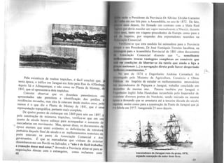 Pela existência de muitos trapiches, é fácil concluir que, j
nesta época, o tráfico em Jaraguá era feito pela Rua da Alfandega,
depois Sá e Albuquerque, e não como na Planta de Momay, de
1841, que só apresentava dois trapiches.
Convém observar que os desenhos panoranucos ora
apresentados não permitem a identificação dos prédios e
residências recuadas, mas eles lá estavam desde muitos anos, pelo
menos é o que diz a Planta de Momay de 1841, que é uma
representação topográfica, portanto mais completa.
De quatro pontes de embarque em 1869 para sete em 1897, ~
pela construção de inúmeros trapiches, verifica-se que em um
quarto de século houve esforço para acompanhar o aumento de
mercadorias em movimento. Mas, apesar disso, os documentos da
época atestam que eram evidentes as deficiências da estrutur~
portuária daquele final de século e os melhoramentos materiais do
porto estavam , na pauta da Associação Comercial e do;
governantes. E ·que as mercadorias que vin11am do exterior
desembarcavam em Recife ou Salvador, e "não é de fácil trabalho ·
a remoção desse mal-estar," devendo a Província atirar-se para as
negociações diretas com o estrangeiro, como reclamou com
48
f1 111 o Presidente da Província Dr Silvino Elvídio Carneiro
1 ,111 sua fala para a Assembléia, no ano de 1872. De fato,
10111 depois, foi firmado um contrato com a Mala Real
Qlll d.ivia mandar um vapor mensalmente a Maceió, durante
IOlll'i tanto em viagens procedentes da Europa como para o
•• l111pório, por empenho dos exportadores reunidos na
lih11 l 'omercial.
'11ifi1 011-se que esta medida foi animadora para a Província
11 Hl'll Presidente, Dr José Eustáquio Ferreira Jacobina, na
li 111 para a Assembléia Provincial de 1881 citou docwnento
A111u1liação Comercial dizendo que "... semelhante
ttumcnto trouxe vantagens complexas ao comércio que
tni ''ondições de libertar-se da tutela que ainda a liga a
1111111donais (...) a navegação direta pode haver despertado
.. . t "
"'"''' cometimen os.
Nu a110 de 1874 o Engenheiro Andréas Cemadack foi
ftt'V,íldO pelo Ministro da Agricultura, Comércio e O,b~as
Ih 1111 do Império de estudar os melhoramentos neccssanos
1011 orudouros de Pajuçara e Jaraguá, trabalho concluído em
111hro do mesmo ano. Passou também por Jaraguá o
tt11 11hciro inglês John Hawkshan incumbido pelo Imperador de
111111111 diversos portos do Nordeste, sendo iniciada na mesma
ttllil 11 demanda que se arrastaria até a terceira década do século
Mlll1th. assim como para a construção da P?nte de Jaraguá que já
IA tnl.1da em J8'i7. inaugurada 23 anos depois.
Ancoradouro de Jaraguâ visto da praia, 1870,
segundo concrpção do autor de~te livro.
49
 