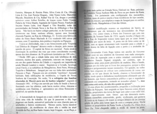 Ferreira, Marques & Pereira Pinto, Silva Costa & Cia, Olive'
Lima & Cia, José Pereira Diegues, João Nunes Leite, Marcoli
Macedo, Brasileiro & Cia, Rafael Vaz & Cia, drogas e produt
químicos como Arthur Botelho, de louças como Pedro Vi
Padaria da Viúva Duarte, Sapataria de Canuto Passos, Fundição
Jacynto Nunes Leite, José Rippel e Tito Brandão, todas
proximidades da Estrada Nova e da Rua da Alfândega e Rua
Igreja. Não havia no bairro colégio particular, os do Governo n
constavam nas listas, nenhum alfaiate, apenas uma farmác'
chamada Popular, na Rua da Alfândega, 32. Existia uma fábrica
sabão da firma Basto Machado & Cia vendendo 600 caixas
semana, com 22 operários, dois prédios e trapiche na Pajuçara.
Usava-se eletricidade, mas o seu fornecimento pela "Empre
Luz Elétrica de Alagoas" deixava muito a desejar, pelo menos
opinião do povo. O capital da firma era nacional. Fazia ainda
iluminação de acetileno das ruas que eram consideradas escuras
apesar dos dois dínamos de 50 quilowats instalados em l 00 volts.
,1 Desde 1885 que a cidade tinha uma rede telefônica de dois
números, muitos dos quais, certamente, estavam em Jaraguá qu
era um dos quatro bairros da Cidade e o segundo em importância,
sendo Maceió (centro) o maior. Seguiam-se a Levada, Jacutinga
(atual Farol), e os subúrbios de Mangabeiras, Bom Parto, Mutange,
Trapiche e Bebedouro. Jaraguá por sua vez tinha dois arrabaldes:
Pajuçara e Poço. Pajuçara era um arrabalde "marítimo'', bastante
habitado, boas edificações de residências, a Capela de Nossa
Senhora da Conceição. No verão, ''é o refrigério das famílias
abastadas de Maceió para uso de banhos salgados", segundo o
Almanach 1901. O Poço era servido por linha de bonde a burro e
iluminado com luz elétrica, onde havia muitos sítios, chácaras e
residências com fruteiras, e apresentava um clima florescente e
aprazível, na opinião da época.
A humanidade de Jaraguá era a mais volátil de todas e por isto
vivia uma vida de trabalho. Os que lá passavam o dia, logo
pegavam um bonde, automóvel particular ou uma charrete para os
nrrnhaldes e bairros residenciais. Mesmo assim, havia razoável
c:onccntrnção de residências de classe alta e média na atual
Avcnido dn Paz. na Rua Santo Amaro, hoje Uruguai, ou no Poço, e
58
tlc 11111is pobre na Estrada Nova, Ouricuri ou Rato, próximo
fltlth1110 Nossa Senhora Mãe do Povo ou por dentro da Pontn
cr111 Foi justamente esta configuração dos mocambos,
ht1 l'nsas de porta e janela e boas residências do tipo casarão,
tt<l111i11 chácara, que ampliou o mapa de Jaraguá para os confins
Pu11t11 Verde, Mangabeiras e Cruz das Almas.
Mr11'fvcl modificação ocorreu na arquitetura do baino, se
111lli'i111 mos que ele termina'a nas proximidades da Praça
11111t11 Foi. como vimos, a Ponte <los Fonsccas que caiu nas
h llll''l <la Semana Santa de 1924, aqueb tromba d'dágua em
,. Rua do Imperador tomou tanta água que as casas foram
11d1d11" por sacos de areia. A poute era de ferro como as de )
Ih-, 111as as aguas arrancaram tudo trazendo para a cidade o .AJ
llhll' drama da falta de ligação com o porto e o arrabalde da
111".11.1.
e> <iovemador Costa Rego tentou um auxílio do Govemo
th 1.ll (c::,tá no seu relatório de Governo) mas nada conseguiu.
t 1 obra de reparação com o erário estadual. contratando o
ti~ 11hdro francês Sigaud. ex_i~i~do , no c_ontrato, que se
tlltM1111sse antes wna ponte provisona de madeira. Mas o bonde,
p1 ....ar por ela tinha que se livrar dos passa~~iros, porque a obra
t 11111nvn perigosamente nesses momentos. ro1 quando, no velho
1~l1 t11 hem alagoano de criticar sem conhecimento de causa, um
l lll'lllnr, ao ter que descer do b?nrle: chan1ou o Governador de
l1111 n, tendo quem o defendesse imediatamente afirmando que ~lc
11 honesto, que houve concorrência pública e que o engenheiro
111111 ntodo era competente, restando ao acusador rebater: " ... mas
1111111 ~·oisa está certa, ele não dá a ponte no prazo!" .
/ essa altura dos acontecimentos, progredia a civilização para
t• Lidos da Pajuçara. Iam surgindo os tipos famosos como_Al_yaro
r1111 llio, proprietário das terras do lugar sem saber o seu ~alor r~al,
1111111<1 especialmente num futuro que não demoraria muito.
J111111cm vermelhão, extrovertido, gordo, exuberante? que gostava
illl vestir-se de branco e de reunir os amigos debaixo de um enorme
üitlpio de palha para tomar água de coco e co~~rar peix:. Havia
111111h~m os proprietários da Ponta Verde, a Famtha Zu. Chico Z~1 e
Nl"lO Zu. Veio chegando então a moda de morar na prma.
~ ()
 