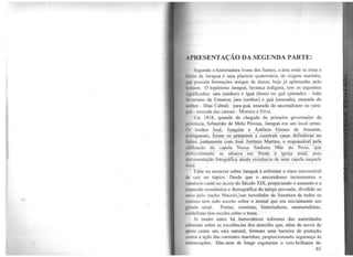 l,llESENTAÇÃO DA SEGUNDA PARTE:
Segundo a historiadora Ivone dos Santos, a área onde se situa o
li1111 10 de Jaraguá é uma planície quaternária, de origem marinha,
11111· possuía formações antigas de dunas, hoje já aplainadas pelo
l111111cm. O topônimo Jaraguá, herança indígena, tem os seguintes
1t;,11ificados: iara (senhor) e iguá (bom) ou guá (pintado) - João
rvoriano da Fonseca; jara (senhor) e guá (enseada), enseada do
~•·11hor - Dias Cabral; yara-guá, enseada do ancoradouro ou yara-
11.1 enseada das canoas - Moreira e Silva.
l ~m 1818, quando da chegada do primeiro governador da
p111vincia, Sebastião de Melo Póvoas, Jaraguá era um local ermo.
1l, irmãos J~sé,. ~agaj_!!l ~-A.~!ô~io .Q?:ries ~~ Amorim,
p11dugueses, foram os J?rimeiro~ a _.constrúir. casas definifivàit no
li11frro, junta~~riiê c~~ JÔ~é·~A~tônio M~rtins, o responsável pela
•dtficação ·dá· ...éàpeÍa ·"Nôss--;.· ·senhora Mãe · do. Povo, qúe
p111v~velmeôte- "'se situava ~ e m "frente à igreja atual, pois
ilt1l'llmentãÇaó foto~áfi~i· ~te~ta existência de uma capela naquele
lm·111.
Falar ou escrever sobre Jaraguá é enfrentar o risco irreversível
tl1 cair no tópico."Desde que o ancoradouro incrementou o
1 omércio caeté no inicio do Século XIX, propiciando o aumento e a
1'1!)<1nsão econômica e demográfica do antigo povoado, dividido ao
1udo pelo riacho Maceió,)um torvelinho de literatura de todos os
11111tizes tem ~ido escrito sobre o arraial que era inicialmente um
w• unde areal. Poetas, cronistas, historiadores, memorialistas,
1111delistas têm escrito sobre o tema.
Já muito antes há ..burocráticos informes das autoridades
rnloniais sobre as excelências dos arrecifes que, além de servir de
11poio como um cais natural, formam uma barreira de proteção
l lllltra a ação das correntes marinhas, proporcionando segurança às
l'lllbarcações. Mas nem de longe esgotaram o veio brilhante do
65
 