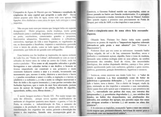 Companhia de Águas de Maceió que era "teimosa e acanhada de
cxigêncins de uma capital. que progride a cada dia". Havia
clamor popular pela falta de água, numa rede com apenas 900 ·
ligações, deis chafarizes e uma cai~a de água, tudo entregue a mãos
imperitas.
Não era por mais nem por menos que Jaraguá tinha um aspecto
desagradável. Muito progresso, muita mudança, muita gente
trabalhando junta e confinada, trapicheiros, estivadores, barcaceiros
no porto, escriturários, comerciantes grandes e pequenos,
funcionários aduaneiros, biscateiros, cocheiros e cobradores,
carroceiros, raparigas da vida e seus fregueses, os vagabundos 'de
rua, os desocupados e facadistas, viajantes e marinheiros querendo
viver o início do século, como se tudo agora fosse diferente e
prazenteiro, que tinha de ser gozado com sofreguidão.
Essa história nos faz lembrar as impressões da raposa andante
de Ledo Ivo, em "Ninho de Cobras", defrontando-se com as ruas e
sobrados do bairro antes de voltar ao centro da Cidade, onde foi
morta a pauladas: "Era como se ali, naqueles sobrados e gradis
ferrugentos e nas calçadas tortas e em declive, o homem se
tivesse empenhado em construir o seu primeiro e mais
resistente baluarte contra o mar e a evasão, levantando um
monumento que, mesmo à noite, cheirava a mercância e lucro
(...) janelas escondiam o amor e o ódio, a expiação e o terror, o
adultério e a sodomia (...) e dia e noite os relógios marcavam o
fluir do tédio e da espera insensata (...) nas portas cerradas das
fachadas leprosas, que o vento do mar fora ulcerando, jaziam
sacos de açúcar de banguê e de cebola, fardos de algodão,
aguardente, milho, coco, fibras têxteis ..."
E assim Jaraguá recebeu o Século XX. Por muito tempo não
seria tão diferente, porque novos agentes modificadores do
ambiente só chegariam quarenta anos depois - a guerra, o Cais do
Porto, as estradas, a industrialização do País, o aumento do
consumo e da produção do açúcar apenas pelas centrais, com a
trnnsformação dos engenhos em usinas, gerando a demolição das
pontes e dos trapiches, fazendo uma recomposição geral do
70
t 'omércio, o Governo Federal metido nas exportações, como se
11vcsse passado no bairro wn furacão modemizador. E a paisagem
, nmeçou novamente a mudar, terminada a fase de Manoel Antônio
1luro quando ergueu a primeira casa precisamente na Ponta de
lnruguá, por voHa de 1609, e a dos trapiches e suas pontes.
e'coto e cinqüenta anos de uma obra feia escoando
riqueza.
Olhando bem, Floriano Ivo Júnior tinha razão quando
111mparou as pontes de trapiche a "impassíveis lagartos colossais
,. tirando-se pela praia e mar adentro" (em "Crônicas e
1>cpoimentos'').
Podemos dizer que era como se estivessem tomando banho
d'ligua salgada, de sol e de lua, comessem bacalhau, secos e
111olhados e vomitassem açúcar, algodão, fumo e toras de madeira,
1111 mando uma exótica ecologia entre os seus pilares, na sombra
p~nnanente dos estrados, local de vícios, das necessidades
t1Hiológicas, dos urubus disputando detritos, carniça e lixo, peixe
1r.1t,tdo apodrecendo junto com cachorros, galinhas e gatos mortos,
111111hirus, guaiamuns, grauçás dorminhocos, lagartixas e cassacos.
Sentia-se, como escreveu seu irmão Ledo Ivo: o "odor de
t•vnsão e maresia (...), lixo acumulado como de fedor de
poliédricas e gosmentas defecações ... ", que se transmitia para
hdo o bairro, terra a dentro. Era o cheiro de Jaraguá, vindo da
p1aia, misturado ao dos trapiches e armazéns e suas mercadorias,
l hciro quase doce pelo açúcar que o temperava, e que penetrava em
111<10, " ••• entranhado nas pedras das ruas, nos retratos dos
1mtcpassados (...), prostitutas degredadas (...) , nos estribos dos
houd~s, no hálito dos despachantes, nas platibandas dos
!tOhrados, nos azulejos das igrejas, nas paredes sujas das casas
11ue abrigam aranhas e lacraias (...) até mesmo na alma das
t•1·inturas". jE lá estavam os trapiches, avançando "para o mar em estacas
"'·de-negras que, presumivelmente, haveriam de entrar para a
rternidade com sua imemor,vel solidez".
 