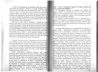 A Ponte de Desembarque, já demolida, tinha início entre o
atual Museu da Imagem e do Som e o extinto Produban, numa
construção de bom gosto com três entradas sem porta, e em cujos
fundos começava o estrado sobre pilotis metálicos até um galpão
elegante, coberto com aprumo, de onde desciam as escadas para
transbordo dos passageiros, tudo infelizmente demolido. Dali, via-
se em terra a.Estátua da Liberdade, por trás da Recebedoria, aquel~
que migrou por algum tempo para a Praça Manoel Duarte e a que
ninguém dá hoje a menor importância.
Mais para o norte, pode-se identificar o Trapiche da Great
Westem para dentro e na curva que a linha de ferro faz para entrar
no Porto de Jaraguá. A Ponte do Sabão foi a que mais resistiu ao
tempo, ficando como monumento ao passado ainda há poucos anos
no início da Pajuçara, comido aos poucos pela maresia e soterrado
pelo incrível assoreamento da enseada, mostrando para a meninada
um passado que se perdia. E outros trapiches poderão ter sua
posição reconstituída entre aqueles prédios que existem desde a
cui:a da rua Epaminodas Gracindo, antiga do Araçá, até a Praça
Dois Leões, e que lá estão relativamente conservados. .
O pecado vivia bem na Sá e Albuquerque, pior nos becos e
ruas do Duque, Verde, Urubu, mais para dentro, muito pior pelos
fundos dos trapiches até a beira do mar, por baixo das pontes, ondç
se escondia tudo, desde a rapariga rampeira aos que praticavam o
sexo exótico na escuridão e no disfarce de uma floresta de troncos e
debaixo de tetos enormes, tendo como piso a areia salgada nem
sempre limpa pelas ondas do mar.
. Muitos freqüentadores daquelas paragens eram gente
~port~te, alguns recém-saídos dos bailes da Fênix, rondando por
ah movidos pelo apetite de suas perversões ou preferências sexuais.
E era uma tradição antiga, como assinalou Félix Lima Júnior em
"Maceió de Outrora'', assim: " ... certos cavalheiros, apreciadores
da lua cheia ou imitadores de Bilac, costumavam ouvir
"ti" . .es re as nas nmtes escuras e passeavam debaixo das pontes
dos trapiches de Jaraguá verificando se alguma baleia ou
algum peixão qualquer havia dado na praia ...", gente que foi
pnra a Ponte dõ Sabão ou ruínas da Igrejinha·da Ponta Verde
quando os trapiches foram demolidos, ou "passaram a se
80
rtunir à doce e convidativa sombra do Gogó da Ema e de
oulros coqueiros da família Zu ...".
Nas madrugadas boêmias, as raparigas que ficavam em
l111nguá, enquanto as companheiras iam até o Catolé com seus
f1t'Kueses ricos, costumavam tomar banhos matutinos de mar por
h1mco ou entre os trapiches, e alguns curiosos escondiam-se por trás
1111" estacas num anfiteatro clandestino.
Os trapiches e pontes marcaram cento e cinqüentª anos a
pulsagem de Jaraguá, no desfolhar interminável do calendário.
/ IMuma coisa restou de sua arquitetura um tanto bizarra e urnas
111111cas histórias ficaram além das que foram levadas para o túmulo
.11111 seus protagonistas.
Como não podia deixar de ser, a humanidade dos trapiches era
L'll(Ótica, desde o administrador melhorado, ou do proprietário
111stocrata, até os arrtimadores, trapicheiros, estivadores, vigias,
up~radores de guindaste, barcaceiros e marinheiros de alvarengas
1111l1cadas que se defrontavam com enormes portas corrediças.
Os trapicheiros, vistos de longe, pareciam um formigueiro em
111ividade. Todos eram da mesma cor, faziam movimentos iguais,
1ttl mesmo sentido ou no sentido contrário,·laborando sem parar,
Ageis e irrequietos, como se alguma coisa os fizesse agir por
1111tomatismo. Vestiam calça curta até os joelhos, invariávelrnente
ilt 111botada, com um bolso grande embutido do lado direito e às
v 1.cs surgindo depois da boca, de peito nu ou com uma camisa de
itnco de· estopa furado em três lugares, um deles no centro para
l'lllrar a cabeça e ficar mostrando a nuca, clavículas e parte superior
dn busto, os outros dois eram para os braços, mostrando os ombros,
l'l'Çn folgada por inteiro e chegando por baixo da cintura. Na
l 11hcça, um turbante de pano enrolado para proteger do peso dos
111cos e fardos, um lenço à moda dos piratas ou simplesmente o
11111 o dos cabelos encarapinhados, sempre melados de garapa e suor
•nlgado do corpo. Eram os trapicheiros "internados" que
trnhalhavarn "fixos", recebendo financiamento dos patrões no
1( rmino da safra para não fugirem antes de chegar o açúcar do
wnlo seguinte. Na safra, eles trabalhavam duro e sem parar no
trnnsporte braçal desde os trens da Great Western, caminhões
" carroças até os trapichcs, ou ainda dos trapiches para os
81
 