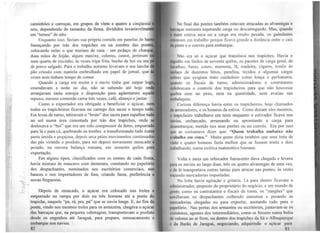 caminhões e carroças, em grupos de vinte e quatro a cinqüema
seis, dependendo do tamanho da firma, divididos invariavelme
em "temos" de oito.
Enquanto isso, faziam sua própria comida em panelas de b
fumaçando por trás dos trapiches ou na sombra das ponte
colocando nelas o que traziam de casa - um pedaço de charq
duas mãos de feijão, algum maxixe, colorau, couve, jerimum
uma quarta de toicinho, às vezes tripa frita, bucho de boi ou um
de porco salgado. Para o trabalho noturno levavam o seu lanche
pão crioulo com mariola embrulhado em papel de jornal, que
vezes nein tinham tempo de comer.
Quando a carga era muita e o navio tinha que zarpar log
emendavam a noite no dia, não se sabendo até hoje on
arranjavam tanta energia e disposição para agüentarem aquel
repuxo, mesmo comendo carne três vezes, café, almoço e jantar.
Como o exportador era obrigado a beneficiar o açúcar, ne
todos os trapicheiros ficavam no carrego dos sacos o tempo todo
Em levas de turno, retiravam o "bruto" dos sacos para espalhar tud
no sol numa área cimentada por trás dos trapiches, onde
deslocava o "boi" que era um rolo compressor de ferro, empurrad
para lá e para cá, quebrando os torrões e transformando tudo n
pasta úmida e pegajosa, depois seca pelos movimentos continuado
das pás virando o produto, para ser depois novamente ensacado e
pesado, na mesma balança romana, em sessenta quilos para
exportação.
Em alguns tipos, classificados com os nomes de cada firma,
havia mistura de mascavo com demerara, constando no papelório
dos despachantes, nominados nos escritórios comerciais, nos
bancos e nos importadores de fora, criando fama, preferência e
novas freguesias.
Depois de ensacado, o açúcar era colocado nos troles e
empurrado na rampa por dois ou três homens até a ponta do
lrapiche, naquele "pa, rá, pra, pá" que se ouvia longe. E, no fim da
ponte, vindo nos mesmos troles para os armazéns, chegava o açúcar
das barcaças que, na pequena cabotagem, transportavam o produto
desde os engenhos até Jaraguá, para preparo, reensacamento e
cmharquc nos navios.
K2
No final das pontes também estavam atracadas as alvarengas e
""11ças menores esperando carga ou descarregando. Mas, quando
t 11111ré estava seca ou a carga era muito pesada, os guindastes
111.w:un em trabalho porque ficava grande a distância entre o cais
di- ponte e o convés para embarque.
Não era só o açúcar que transitava nos trapiches. Havia o
•h1111ldo em fardos de noventa quilos, os pacotes de carga geral, de
h.tl1tlhau, fumo, couro, mamona, lã, madeira, cigarro, tonéis de
ml.u;o de duzentos litros, parafina, tecidos e algumas cargas
Ofll11cs que exigiam trato cuidadoso como louça e perfumaria,
~111111do os fiscais de turno, administradores e contratantes
tPil11bravam o controle dos trapicheiros para que não houvesse
&1111•lw~ nem no peso, nem na quantidade, nem avarias nas
fllllwlagens.
Curiosa diferença havia entre os trapicheiros, hoje chamados
li .irrumadores, e os homens da estiva. Como diziam eles mesmos,
(1 trnpicheiro trabalhava em terra enquanto o estivador ficava nos
tlhvtos, embarcado, arrumando ou aprontando a carga para
111•.,l·mbarque, metido nos seus porões ou no convés. Era por isso
11111· se costumava dizer que: "Quem trabalha embaixo não
1111holha em cima." Muita gente dizia também que tuna loita de
~ 11110 e quatro homens fazia melhor que se fossem trinta e dois
l111halhando, numa exótica matemática humana.
Volta e meia um rebocador fumacento dava chegada e levava
p111a os navios ao largo duas, três ou quatro alvarengas de uma vez,
ill' lá transportava outras tantas para atracar nas pontes, às vezes
1!111c11do mercadorias importadas.
Na loita havia agitação e gritaria. Lá para dentro ficavam o
11d111inistrador, preposto do proprietário do negócio, e um mundo de
wr11tc, como os contratantes e fiscais de turno, os "zangões" que
1111,iliavarn os despachantes colhendo amostras e pesando as
11wn.:ndorias chegadas ou para exportar, anotando tudo para o
l'"f'Clório. Nas portas dos armazéns ou escritórios, juntavam-se os
1111l!tores, agentes dos intermediários, como se fossem numa bolsa
<lc valores ao ar livre, ou dentro dos trapiches da Sá e Albuquerque
1 dn Barão de Jaraguá, negociando, adquirindo o açúcar para
83
 