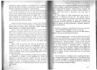 Recebedoria, antigo Consulado, e do Trapiche Novo e se adentrava
pelo mar até umas cem braças na maré baixa, muito próximo da
Estátua da Liberdade que dominava o cenário da praia.
Por ocasião de seu desmonte em 1943, deixou duas dezenas de
colunas de ferro plantadas nas areias da praia como monumentos
retos e escuros, desmoronando aos poucos pela ferrugem ou sendo
aterrados pelo violento assoreamento que chegou com o cais do
porto represando as correntezas do mar. Hoje, no mesmo local,
estão os barcos de oceano e lanchas em carretas de encalhe,
próximos da entrada do Porto de Maceió.
Quando foi enfim demolida. chegou a comover Rita Palmares
que escreveu na revista "O Natal" daquele ano " uma peça que viu
passar pelos seu lastro tantas aspirações, tantas saudades,
tantas emoções(...) e também tantas alegrias".
Eram os noivos que viajavam cm busca de situação melhor.
bacharéis que conseguiam cargos de promotor e até de juiz no distante
Pará, jovens aventureiros que iam sentar praça no Rio de Janeiro.
estudantes nos colégios e faculdades da Bahia e do Recife ou até mais
distantes, deixando lágrimas "sentidas e sinceras"; Era uma velhinha
mãe acenando lenço ensopado de lágrimas para os lados do filho
querido que, descendo as escadas da ponte para o bote, olhava para
cima quase a chorar, sofrendo assim para um dia "ser gente, fazer
figura".
Muitos saíam da província num clima de desconfiança, um
desfalque em que ficaram suspeitos, um defloramento onde não
queriam casar, uma dívida muito atrasada, uma acusação qualquer de
conspirador numa daquelas arruaças, uma briga com o pai. Mas
sempre lá estavam as mocinhas, noivas, amigas, irmãs, primas
chorosas, despedidas, flores, corações partidos, independente mesmo
do motivo da viagem.
Nem sempre os vapores fundeados ao largo levavam saudades.
De lá chegavam os viajantes, a remo. lentamente, em direção da
plataforma de atracação da ponte, chapéus nas mãos em aceno,
cabeleiras ao vento. retomados ao convívio. Em cima. esperando,
corações aos saltos, as mocinhas não tiravam os olhos do recém-
chcgado, o parente ou noivo diplomado doutor (vocábulo pronunciado
com emoção).
86
co... Çt.J.J
• 1
Quase rotina, iam e vinhflm os políticos, scmpro bem vc!'itldo!t,
AM vc1.cs de fraque e cartola, para conseguirem no Rio de Janeiro
u111 "reconhecimento de poderes", cansados de tanla campanha, atas
flls11~ e duplicatas de Câmara ou Senado Estadual seguindo no
ur.·11110 navio dois eleitos e diplomados para cada vaga no
l 1111wesso.
As vezes vinham em férias parlamentares para reverem o
;h-1lorado e a família no fim do ano. Era quando gemia o
111111lclrame sob os passos dos "chaleiras'', cabos eleitorais e amigos.
1 11
110 rol da ponte, guarita de zinco que abrigava os
111111111ngeiros de um sol causticante de dezembro ou de uma fria
thuva de agosto, era logo promovido o primeiro discurso",
t »undo Rita Palmeira.
,Imagine-se, irrompiam as manifestações sinceras ou insinceras:
- Viva o Senador Clementino ! gritou um animador.
- Alagoas se sente orgulhosa aos pés de seu filho ilustre e
l11victo! verberou um cabo eleitoral de Penedo.
E até hoje ninguém sabe se.o nome da Ponte devesse ser de
l 111barque ou de Desembarque. Os que gostavam mais da alegria
'"' chegada chamavam-na de Desembarque, mas a maioria preferia
1 denominação de "Ponte de Jaraguá". Tomou-se inútil, não pelo
111vclhecimento que até mesmo todas as coisas têm, mas porque o
1.1is do Porto permitiu o movimento direto e rápido dos
pm111ageiros entre a terra e os navios atracados, cujos capitães até
pt'Imitiam o embarque dos parentes e amigos para despedida dos
'lnjantes a bordo. Mas a Ponte era romântica, com o bote a se
ui.1star em remadas de ritmo, levando para cada vez mais longe,
lh·vagar, o viajante.
Tudo era charmoso e combinava com a arquitetura da obra e
t 11111 a n;mpagem das pessoas, enfim como se a sua cobertura final,
1111de a .rampa de bagagem e a escada de passageiros terminavam
111111 ondas do mar, fosse um quiosque de Paris, nas margens do
~rna, ou uma estação londrina no Tâmisa.
87
 