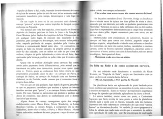 Trapiche da Barra e da Levada, trazendo invariavelmente dez sa
de açúcar de sessenta quilos ou seis de cem, até os armazéns onde
carroceiro manobrava pela rampa, descarregava e saía l'ogo e
seguida.
De um vagão de trem ou de um armazém mais distante,
carroça ..puxava" açúcar para outros trapiches de Jaraguá, ou p
embarque na Pajuçara.
Nos terrenos em volta dos trapiches, como aquele em frente
depósito da Sambra, próximo da linha de ferro e da Estação
Great Westem, pelos fundos dos trapiches da Sá e Albuquerque, o
em qualquer outro lugar, lá estavam elas esperando a ve
juntinhas, para carregar ou descarregar, seus muares balançando
rabo, naquela paciência de sempre, ajudados pela viseira q
limitava a comunicação lateral entre eles. Os carroceiros, e
grupos ao lado ou mesmo sentados na própria carroça ou pel
meio-fio das calçadas, com os relhos no colo ou por cima d
ombros, chapéus de palha defendendo o crânio do sol forte, fac
queimadas pela herança genética ou pelas vidas que levavam a cé
aberto.
Quase não se podiam distingüir umas carroças das outra
senão pelos pequenos sinais diferenciativos, pelo animal que
tracionava ou pelos seus carroceiros, porque eram quase iguai
entre si. Porém, quem as conhecesse bem tinha ciência de se
proprietários possuindo cinco ou dez - as carroças do Paiva,
carroças do Sadoc, as carroças do Atahyde (este um homem d
dinheiro), as do luzinha, sendo comum que o carroceiro fosse
próprio dono delas.
Mas eis que um dia qualquer, logo depois da guerra, percebe
se que os pequenos caminhões que traziam o açúcar do interio
também serviam para "puxar", e as carroças foram condenadas
morte. Por isso, fizeram os carroceiros um protesto e pedidos aos
donos do comércio, mas depois se confonnaram com o destino
inevitável que tiveram.
Alguns donos de carroça conseguiram ajuda dos amigos
endinheirados como Mauro Paiva, Tércio Wanderley, os Leões"
Brasileiro Galvão, os irmãos Borges, e compraram um ou dois
cominhões, dentre eles o Sadoc, o Paiva, o Mátio Beleza. Muitos
fornm sufocados, mudaram de ramo, pegaram cargas diversas por
C)l
1t1tlll a cidade, mas sempre reclamando:
- Vão acabar com as carroças e nós vamos morrer de fome!
Um daqueles caminhões Ford, Chevrolet, Dodge ou Studbaker
ll vuva setenta sacos de açúcar em duas pilhas de trinta e cinco,
t•paradas por um intervalo por onde os ajudantes penetravam com
"111ochilas," furavam os sacos e dele subtraíam dois ou três quilos,
11 que fez os exportadores detenninarem que a carga fosse arrumada
1·111 uma única pilha, depois aumentada para cem sacos, ou até
l l' IHO e vinte.
Modernizadas com pneumáticos de automóvel, ficaram as
1 111roças até hoje para contar sua história, pegando cargas de
qualquer espécie, atrapalhando o trânsito sem sofrerem os insultos
dos motoristas, no meio dos carros, ônibus, caminhões e enormes
 .1rretas, como se fossem espectros simpáticos, pacientes como o
l .irroceiro e o burro, ambos com cara de humilhados pelo seu atraso
ll'cnológico. Seria possível dizer:
- Morreram e não os avisaram ainda.
··-----------------------------------------,----------------------------------
l>a loita na Rede e de como assinavam carteira.
De um cubículo onde funcionava o escritório da Great
Wcstem, no "Trapiche da Rede", surgiu um funcionário com as
11111os em forma de cometa diante da boca:
- Olha aí, rapaziada, o SS 1 partiu de Maceió!
Na plataforma havia um aglomerado de gente banhada pelas
h11.es mortiças que penetravam na penumbra da noite, entre o vão e
o interior do trapiche. Eram os "ternos" de trapicheiros espalhados
no longo do alpendre que defendia a plataforma da chuva e do sol.
Lá estava também, erecto como um poste, o Contratante
8apucaia que fazia revista de uma ponta a outra da plataforma
lotando aqui e acolá com ,os fiscais, tomando nota dos homens,
liCparando em cada caderneta os contratados dos que eram "camisa
hrnnca" ou biscateiros,da safra. Na verdade, já estava preparando a
folha do sábado que nada mais era do que o somatório do salário
mm a produção de cada um, que lhe era entregue de madrugada
Ol
 