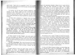 pelos fiscais. Agora seria só acompanhar a loita e ver se algum
homem não correspondia nem se desviava para conversar fiado no
descuido da fiscalização.
:'1º primei~o vão de uma porta corrediça gigantesca,
ficariam os três últimos vagões do trem, um temo de oito
trapicheiros falava calmamente sobre as coisas da vida deles,
notando-se logo que eram maiores e mais fortes do que os dos
outros grupos distribuídos ao longo da plataforma. Eram do "temo
avoador".
Ao lado, entre o primeiro e o segundo temos, um pouco
afastado, estava o Conferente Lauro Chagas com dois fiscais
acertando a descarga do SS 1, disposta numa folha de papel de
telegrafista, onde se lia wn memorial em várias vias de carbono:
- O SX 458 é o primeiro. Tome aqui ... carrega de São José
e União. O SX 401 também. É o segundo. O SX 856 também.
Depois de olhar novamente o memorial, continuou:
- Tome aqui, do quarto ao sétimo: Campo Verde no Nicho.
Veja os números direito. Veja se a cópia tá boa: SX 504, SX
832, SX 032, confere ? Os três do fim ficam para os
"avoadores". Carregam de Utinga Leão. Olhe, o SS 2 vai
passar na estação antes das nove. Olho nas pilhas e cuidado no
atraso. Sentido onde vão botar os sacos!
O "temo avoador" só tinha "dragão", uma outra espécie de
gente ~ue de~carregava um vagão de 41 7 sacos de sessenta quilos
em qumze minutos, enquanto os outros temos pouco iam além da
metade. Era tanta a força daquela gente que o pessoal de fora falava
de língua solta:
. - T~ tudo é maconhado! Mas o juízo não passava de engano
ou mveJa, porque entre eles mesmos a fama de muita força era da
carne em todas as refeições e feijão no almoço, "sustança" que não
tinha igual.
O grupo esperava o trem que apitou longo quando fez o
cruzamento da Ponte do Salgadinbo, também na Curva do
Oi.tizeiro, che~ando em segui.da à Estação, onde parou com aquele
ruido soprado Junto com o chiado arranhado dos freios e os passos
94
llijciros do manobreiro olhando a linha, já com o apito na boca,
quepe inglês da Rede empurrado na cabeça, como sempre
11prcssado, olhando de vez em quando para trás. E apitou,
11·-;pondido pelos ''triques" de um vagão batendo no outro, depois
tlu passar o trem no desvio para os armazéns, surgiu de ré, devagar,
desfilando na plataforma com as batidas compassadas e surdas das
111das nas emendas dos trilhos, largando vapor chiado dos freios. E
11.1rou obedecendo ao apito de advertência em silvo curto do
111nnobreiro. Ouviu-se então wn grito:
- Vamo lá, bando de macaco! Era alguém do "temo avoador"
para os lados dos novatos que compunham outros temos de
t.nmisa branca", gente inferior e verde como folha de cajarana no
111fcio do inverno. E correram no rumo das portas corrediças ou
husculhantes dos vagões, já autorizados pelo Chefe do Trem.
Imediatamente, quatro trapicheiros do temo galgaram da
pl,llaforma para o piso do último vagão, onde estavam as pilhas de
·111cos bem arrumados, seguidos por um conferente de prancheta na
mflo. Na plataforma estavam quatro "cabeceiros" em linha, prontos
pura receberem os sacos. E começava a loita.
Em poucos minutos, os homens ficaram com a musculatura
r...tufada brilhando pelo suor abundante e os reflexos da luz amarela
do armazém, ressaltando as formas de corpos bronzeados, sólidos e
h•mbrando gigantes de circo.
Pela distância entre o vagão e as pilhas no interior do armazém,
que era em média de vinte metros, e pelo tempo de quatro homens
descarregarem cada um cento e quatro sacos em quinze minutos, é
de se supor que trabalhassem numa média de doze a vinte
quilômetros por hora, dependendo se carregados ou retomando. Era
l lllCO vezes mais que o passo descansado de um contínuo da
Associação Comercial ou de um telegrafista do cabo submarino
itnindo do trabalho e indo pegar o bonde no ponto.
A cena era de beleza humana invulgar, ao mesmo tempo que
nos faz admirar hoje a marca da modernidade, na época do
rnmputador, das empilhadeiras e do tenninal açucareiro, cuja
...ithueta vista do mar aberto mais parece a de dinossauros
gigantescos lutando.
95
 