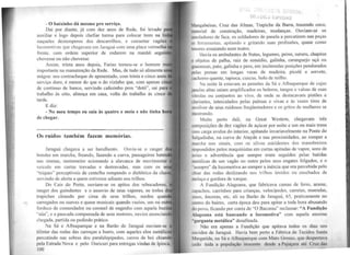 - O baixinho dá mesmo pro serviço.
Daí por diante, já com dez anos de Rede, foi levado p
auxiliar e logo depois chefiar turma para colocar trem na li
naqueles destemperos dos descarrilhos, e consertar vagões
locomotivas que chegavam em Jaraguá com uma placa vermelha
frente, com ordem superior de rodarem na manhã seguin
chovesse ou não chovesse.
Assim. trinta anos depois, Farias tomou-se o homem m
importante na manutenção da Rede. Mas, de tudo só alimenta u
mágoa: seu contracheque de aposentado, com trinta e cinco anos
serviço duro, é menor do que o do vizinho que, com apenas cin
de contínuo de banco, servindo cafezinho pros "dotô", sai para
trabalho às oito, almoça em casa, volta do trabalho às cinco
tarde.
E diz:
- No meu tempo eu saía às quatro e meia e nã_o tinha ho
de chegar.
Os ruídos também fazem memórias.
Jaraguá chegava a ser barulhento. Ouvia-se o ranger d
bondes em marcha, freando, fazendo a curva, passageiros baten
nas sinetas, motorneiro acionando a alavanca de movimentar
veículo em curtas travadas e destravadas, mas com os se
"triques'' perceptíveis de centelha rompendo o dielétrico da chav
servindo de alerta a quem estivesse adiante nos trilhos.
Do Cais do Po1to, ouviam-se os apitos dos rebocadores,
ranger dos guindastes e o assovio de seus vapores, os troles d
trapiches chiando por cima de seus trilhos, surdos quan
carregados ou suaves e quase musicais quando vazios, um ou out
fordeco de comendador ou coronel de engenho com aquela buzi
"aüa'', e a pancada compassada de seus motores, navios anunciand
chegada, partida ou pedindo prático.
Na Sá e Albuquerque e na Barão de Jaraguá ouviam-se
ti1intar das rodas das carroças a bun-o, com aqueles elos metálico
percutindo nas sobras dos paralalepípedos, carros de boi chiand
pela Estrada Nova e pelo Ouricuri para entregas vindas de lpioca,
100
U...·,L :·i ~ : , ·1 : -. ' i' .: •:T)"- • -' • 1 .. j  J-· ~...
CO~L t;;L).:,;.; t SPíCl.13
Mnngabeiras, Cruz das Almas, Trapiche da Barra, trazendo coco,
11111lerial de construção, madeiras, mudanças. Ouviam-se os
11noladores de faca, os soldadores de panela a percutirem nas peças
, ferramentas. apitando e gritando suas profissões, quase como
11·11ores ensaiando num teatro.
Jlavia os ambulantes de frutas, legumes, peixe, sururu, chapéus
l~ objetos de palha, raiz de remédio, galinha, caranguejo uçá ou
11.11uiamun, pato, galinha e peru, em incômodas posições pendurados
p •las pernas em longas varas de madeira, picolé e sorvete,
, 11chorro-quente, tapioca. cuscus. bolo de milho.
Na noite Já estavam as pensões da Sá e Albuquerque de cujas
j1111clas altas saíam amplificados os boleros, tangos e valsas de suas
v1trolas ou conjuntos ao vivo, de onde se destacavam pistões e
l lnrinetes, intercalados pelas palmas e vivas e às vezes tiros de
1cvólver de seus ruidosos freqüentadores e os gritos de mulheres se
111ostrando.
Muito perto dali, na Great Westem, chegavam três
rnmposições de dez vagões de açúcar por noite e um ou mais trens
1.·0111 carga avulsa do interior, apitando invariavelmente na Ponte do
"nlgadinho, na curva do Atayde e nas proximidades, ao romper a
murcha nos sinais, com os silvos estridentes dos manobreiros
1cspondidos pelos maquinistas em curtas apitadas de vapor, sons de
uviso e advertência que sempre eram seguidos pelas batidas
111ctálicas de um vagão no outro pelos seus engates folgados, e o
·11ssopro" da locomotiva ao romper a inércia que era percebida pelo
l hiar das rodas deslizando nos trilhos úmidos ou ensebados de
1111.:laço e gordura de xarque.
A Fundição Alagoana, que fabricava camas de ferro, arame,
l npachos, carrinhos para crianças, velocípedes, carretas, moendas,
·1111os, âncoras, etc, ali na Barão de Jaraguá, 65, praticamente no
l L'ntro do bairro, certa época deu para apitar a toda hora abusando
do povo, ficando p·or conta de "O Bacurau'' reclamar: "A Fundição
lugoana está bancando a locomotiva" com aquela enorme
"~nrganta metálica" desafinada.
Não era apenas a Fundição que apitava todos os dias nos
1111vidos de Jaraguá. Havia bem perto a Fábrica de Tecidos Santa
Murgarida, na Sá e Albuquerque com Mato Grosso, que despc11nva
1.l'do toda a população inocente desde a Pajuçarn até C'ntl dns
·~~-~
 