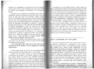 fedorento até o Salgadinho, ou escoando por cima do calçament
da Rua Santo Amaro. O povo organizara um grupo para solicit
providências das autoridades da Intendência e da Profilaxia
Higiene.
Inventaram que, na Chácara do Comendador Gustavo Paiva. n
Mangabeira, ocorreu uma história de certo rádio ondas curtas qu
deixou de falar para emitir sons esquisitos. chiados, pipoco
assovios, no momento em que seu dono e o amigo visitante Manoel
Afonso Viana, sócio da Dispensa Familiar e Cônsul de Portugal.
queriam ouvir as novidades daquele ano revolucionário de 1927
Diante da dificuldade momentânea de sintonizar o aparelho,
português cogitou de que os sons vinham de uma quartelada no Rio
de Janeiro, possivelmente o cerco do Catete ou do Palácio
Guanabara por agitadores solidários com os revoltosos da Coluna
Prestes. No som das granadas, depois de percorrerem os céus
cariocas com aquele assovio de advertência, e no matraquear das
metralhadoras e fuzilaria, o negociante lusitano, com aquela voz
gostosa de se imitar nas anedotas sobre seus patrícios, dissera
agitado assim: " Não, Seu Paiva, é Lisboa! Lisboa! Minha
Lisboa qii erida em chamas! Caiu o governo!"
Neste precioso instante, uma doméstica gorda, escura e cheia
de iniciativa, que servia café com bolo de goma aos dois amigos,
interrompeu a conversa assim:
- Seu Comendadô, não é nada não. É dois aribu que tão
atrapado nos fio do aparêio (a antena) brigando pru mode as
tripas do piru.
Na Rua Santo Amaro de 1925, havia uma família dada ao
piano, uma senhora mãe, duas filhas moças e uma tia idosa.
Naquela rua de casarões antigos, os sons do instrumento
reverberavam nas fachadas e nos telhados, depois de saírem de
duas amplas janelas do primeiro piso, ganhando dimensão e
ficando cada vez mais graves, na medida em que penetravam e
saíam novamente das salas de teto alto da vizinhança. Ninguém
ouvia mais nada, a não ser os acordes do piano (quase sempre em
repetidos e monótonos ensaios) em meio de um ou outro choro de
crinnçn querendo dormir. E veio a crítica sutil, uma forma de
ridículo, algo que as famílias abastadas mais temiam em sociedade.
104
Convenhamos que esta sinfonia tomou a Santo Amaro um
lnforno, principalmente quando tocavam aquelas baquianas de Villa
l 11hos consideradas por muitos como música de ninar defunto. Foi
pu1 isso que "O Bacurau'', de 22 de agosto, recebeu a visita de um
l(lltpo de moradores pedindo providências para que o proprietário
tll casa mandasse afinar o piano, e fizesse "o grande favor de
tomcçarem os ensaios às sete da noite e terminarem às nove, a
n111 de não perturbarem a vizinhança e não acordarem as
uhmças assustadas", e rehateu finalmente: "Aí fica o pedido."
E não era raro a população sofrer pela divina música. Os
moradores da Rua Santo Antônio e adjacências sofriam com os
r1111<tios de sábado e domingo da Banda Patriótica do Coronel João
'1·11uto, título honorífico não oficial para um conhecido
pruprietário de redes de pesca que as lançava por baixo dos
h11piches, merecendo também o apelido de "Almirante das Redes".
1 para ficarem livres, foram falar com o Delegado Domingos Lima,
1111hecido como "Sherlock de Jaraguá".
·--·-------------------------------------------------------------------------
eorno a propaganda vira uma piada.
Por volta dos meados do século, com a vulgarização do rádio e
1111 tipografia, desenfreiou-se a propaganda, e uma empresa
111111.:rária manifestou-se assim: "Se é nervoso, não leia. Se não é,
nc1uc sabendo que J. Barros Lima, estabelecido em casa
nwrtuâria na Rua Barão de Jaraguá, é agente de navegação
111•ra a Eternidade, fornece passagem de ida por preços à
vontade dos que ficam." Aproveitava o mote das propagandas de
llKCllcias de viagem e o prestígio de seus donos e usuários, sendo
l11111bém a mais perfeita demonstração de "status" passar por uma
1lrl11s e comprar passagem num paquete para a Europa ou mesmo
I' "•' o Rio de Janeiro. No caso do anúncio, o destino era o além,
1111dc ninguém queria ir, mas para onde, um dia qualquer, teriam
lodos que viajar.
As bebidas se transformavam em remédio: " Eduardo Melo,
nrnrn de beneficiamento, en~arrafamento e cxportaçno de
11uardente, estabelecida na Rua Comendador Leão, 740,
Ul'"-----
 