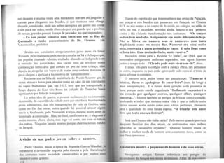um desastre e muitas vezes seus moradores usavam até jangadas e
canoas para chegarem nos bondes, o que mereceu uma charge
daquele jomalzinho, onde um pobre carregava um gereré nas c~s~s
e um puçá nas mãos, sendo altercado por um guarda que o pr01bira
de pescar, por não possuir licença de pescador, no que respondera:
- Eu vou pescar camarão num brejo que tem na Rua do
Queimado e tenho consentimento do Dr. Firmino (de
Vasconcellos, prefeito).
Devido aos constantes atropelamentos pelos trens da Great
Westem, principalmente próximo da cancela da Sá e Albuquerque,
um popular chamado Aloísio, exaltado, dizendo-se indignado com
a omissão das autoridades, deu vários tiros de revólver numa
composição ferroviária que cortara os pés de uma criança, ctias
depois de atropelar um burro e de matar uma senhora distraída. O
povo chegou a apelidar a locomotiva de "sanguinolenta".
Reclamavam da falta de assistência do Pronto Socorro que às
vezes atrasava horas para atender como no caso de um marinheiro
do vapor Borborema que, em 1923, teve que ser transportado a
braço depois de ficar três horas na calçada do Trapiche Novo
agonizando por falta de transporte.
Lá pelos idos da guerra, o pessoal reclamou do racionamento
de comida, da escuridão da cidade para que não fosse bombardeada
pelos submarinos, das três inaugurações do cais da Geobra, wna
quase no fim das obras, outra quando foi possível atracar algum
navio e, fmalmente, pelo Presidente Yargas, mesmo assim antes de
terminada a construção. Mas, no final, confirmava-se, o alagoano é
assim mesmo, chora. chora, mas logo vai sorrir, uns com as tolices
dos outros. Ninguém jamais morreu porque chorava nessas bandas
de Jaraguá.
-----------------------------------------------------------------------------
A visão de um padre jovem sobre o namoro.
Padre Orestes, desde a época da Segunda Guerra Mundial, já
estranhava a devassidão imposta pelo cinema e pela liberalização
dos costumes numa sociedade conservadora e por muitos anos
imut:lvcl como granito.
110
Diante do espetáculo que testemunhava nas areias da Pajuçara,
nas praças e nos bondes que passavam em Jaraguá, no Cinema
REX ou nos postes e no coreto da Avenida, no colégio, no salão de
bAile, na rua, o sacerdote, novinho ainda, lançou o seu protesto
contra a tão violenta transformação nos costumes: "Os tempos
nndam bem mudados. Antigamente era muito diferente de hoje.
Não se falava em namoro nem se namorava com tanta
displicência como em nossos dias. Namorar era coisa muito
.-iéria, reservada a quem pretendia se casar. E sabe Deus como
-ie fazia isto. Com muita decência, muita reserva."
Recordou então para a Revista "O Natal", de 1944, que os
namorados antigamente andavam separados, mas agora ficavam
1untos o tempo todo - "Ela não pode mais viver sem ele", disse.
E mais, vão para o colégio com a cabeça cheia, um pensando
110 outro, enquanto os pais estão aprovando tudo corno é, e triste de
quem afim1ar o contrário.
O namoro seria assim como um passatempo: "Namorar é
hrincar, dizem os apologistas do amor livre" (nem de longe a
utual interpretação). E o futuro desta geração nada prometia de
hom, porque nesta escola paganizada "facilmente empenhará o
wu coração por qualquer sorriso, qualquer olhar, qualquer
nmversa...". Mostra também os perigos de brincar com o coração,
l~·111brando a todos que teremos outra vida e que o rodízio entre
 111 ios amores acaba sendo como usar vários perfumes, alertando
para a qualidade de uma futura esposa, "se triunfar este amor
Ih1·e que tanto ameaça destruir" .
Será que Orestes não tinlia razão? Pelo menos quando previu o
tl1°'injuste familiar dos dias atuais, os sentimentos mais nobres
1rduzidos ao passageiro orgasmo? Quando homem muda de
11111lher e mulher muda de homem sem casamento novo, como se
1 -.o Deus aprovasse ...
•••w••••••••••••••••••---••-••-·•--••••••••••••••••••••••••••••••••••••••••·•~·•••
natureza mostra a pequenez do homem e de suas obras.
Nnvegnntcs antigos fizeram referência aos perigos do
1111u1rndouro de Juragun nos meses invemosos. Além do u~c. cou111n
 